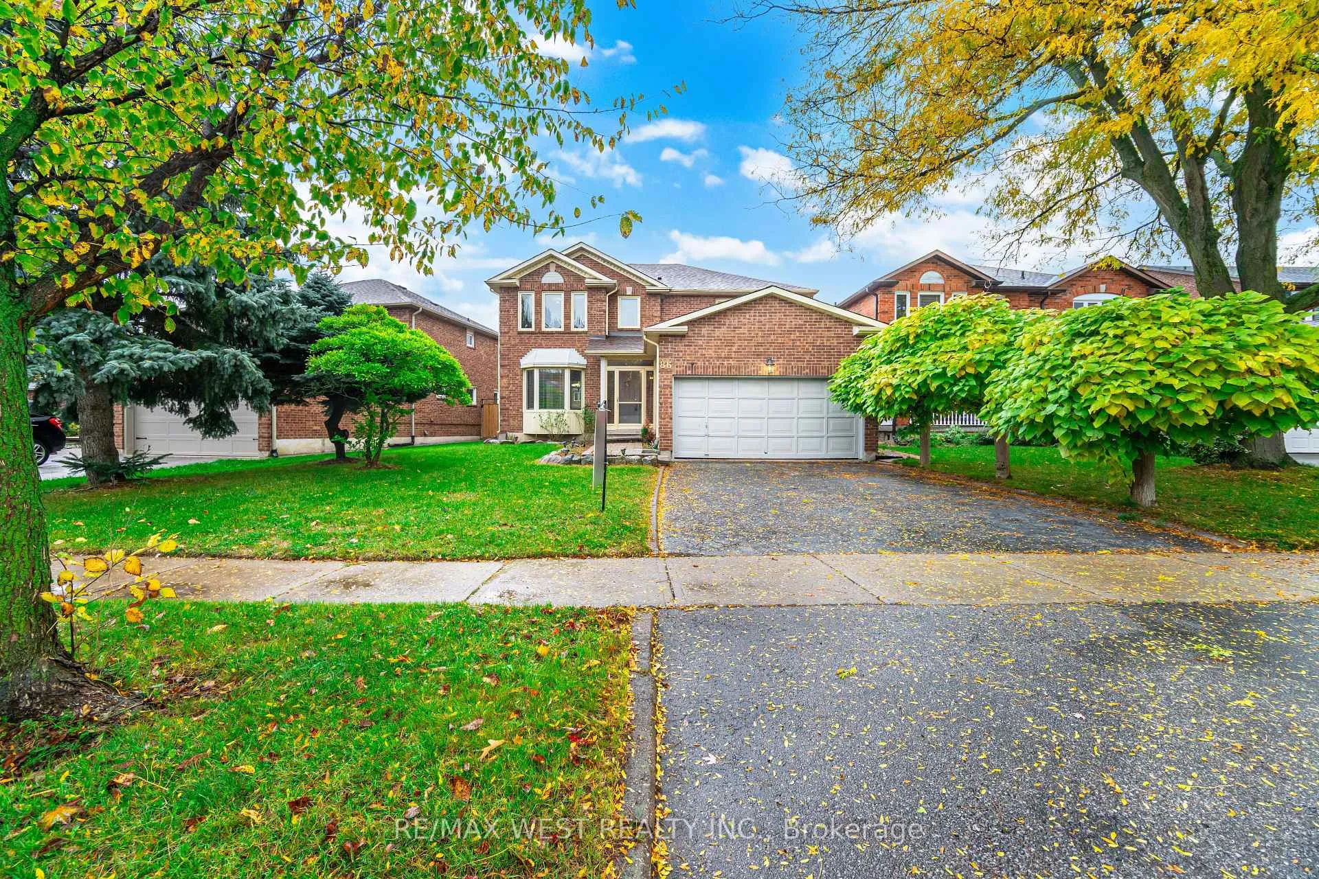 Photo 2 of 86 Dina Road, Vaughan, Maple — HOMEH
