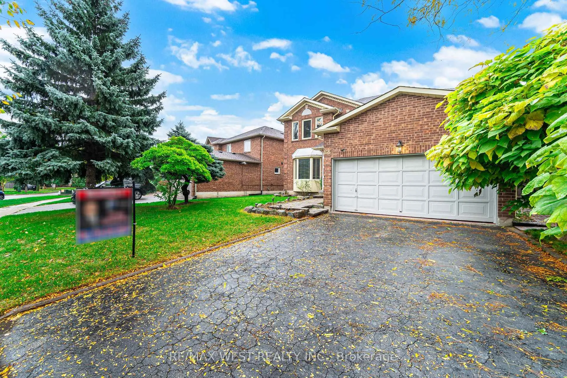 Photo 3 of 86 Dina Road, Vaughan, Maple — HOMEH