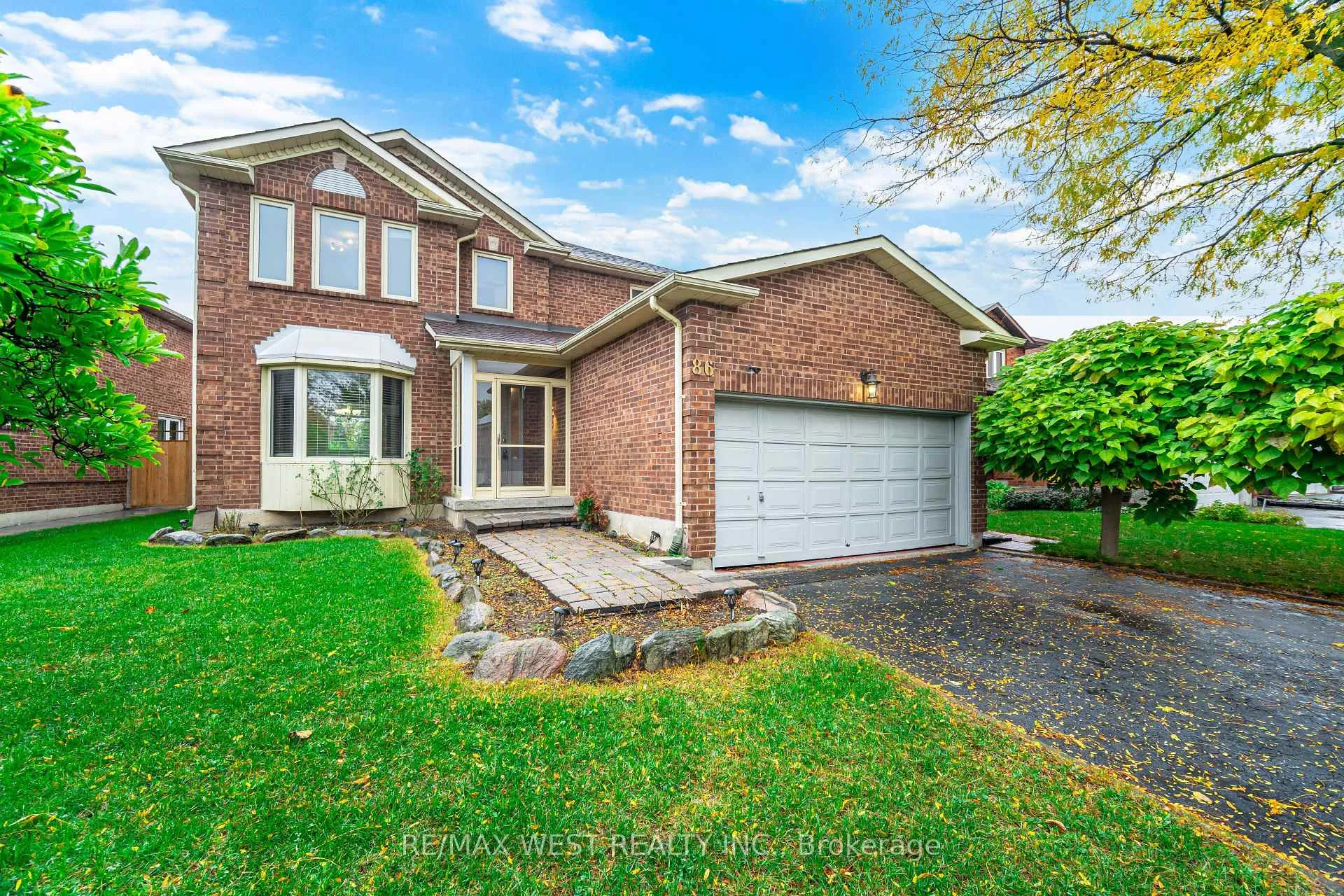 Photo 4 of 86 Dina Road, Vaughan, Maple — HOMEH