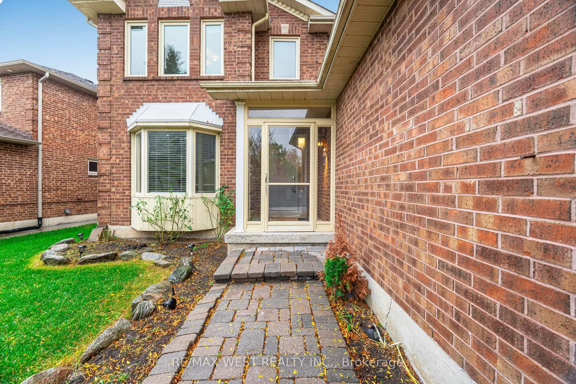 Photo 5 of 86 Dina Road, Vaughan, Maple — HOMEH