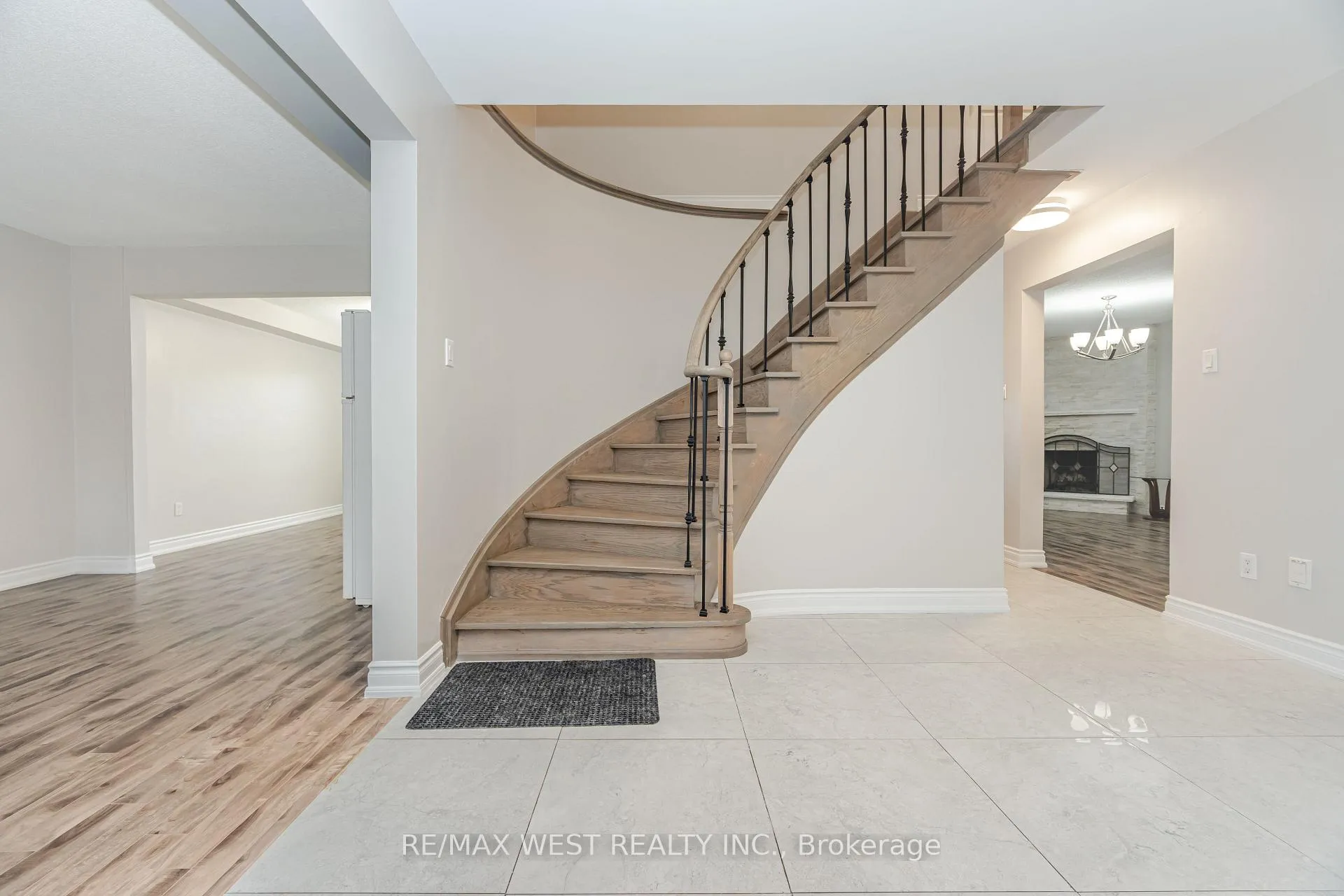Photo 8 of 86 Dina Road, Vaughan, Maple — HOMEH