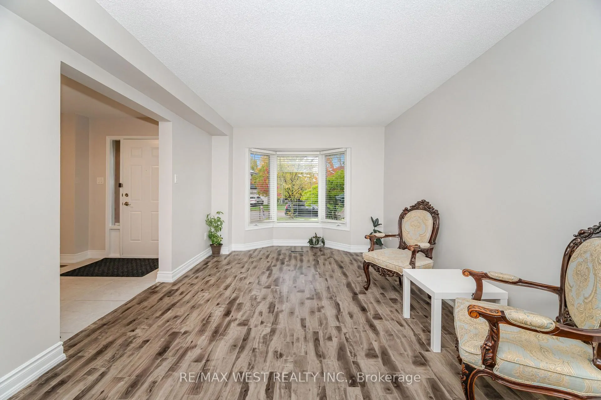 Photo 9 of 86 Dina Road, Vaughan, Maple — HOMEH