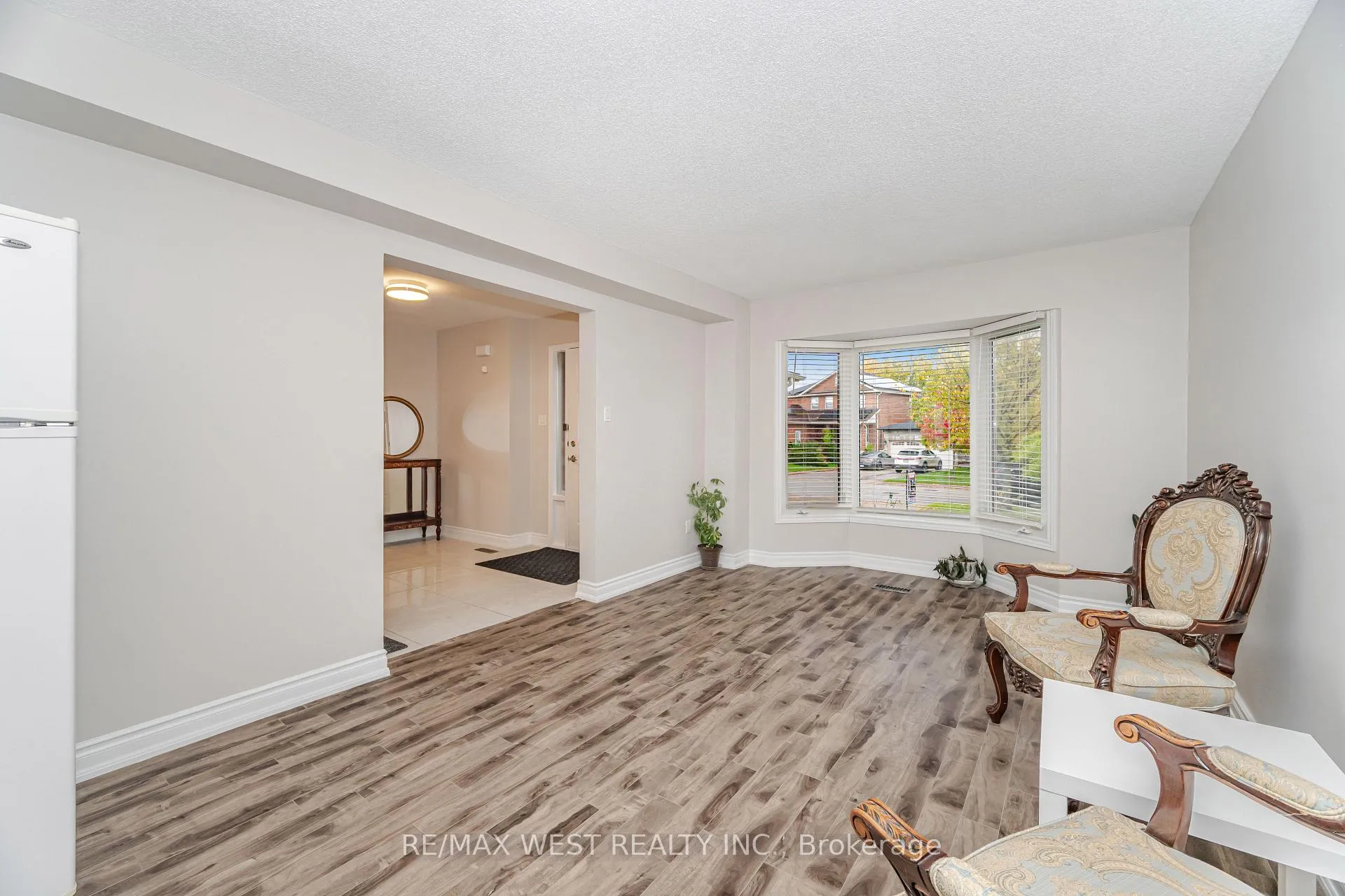 Photo 10 of 86 Dina Road, Vaughan, Maple — HOMEH