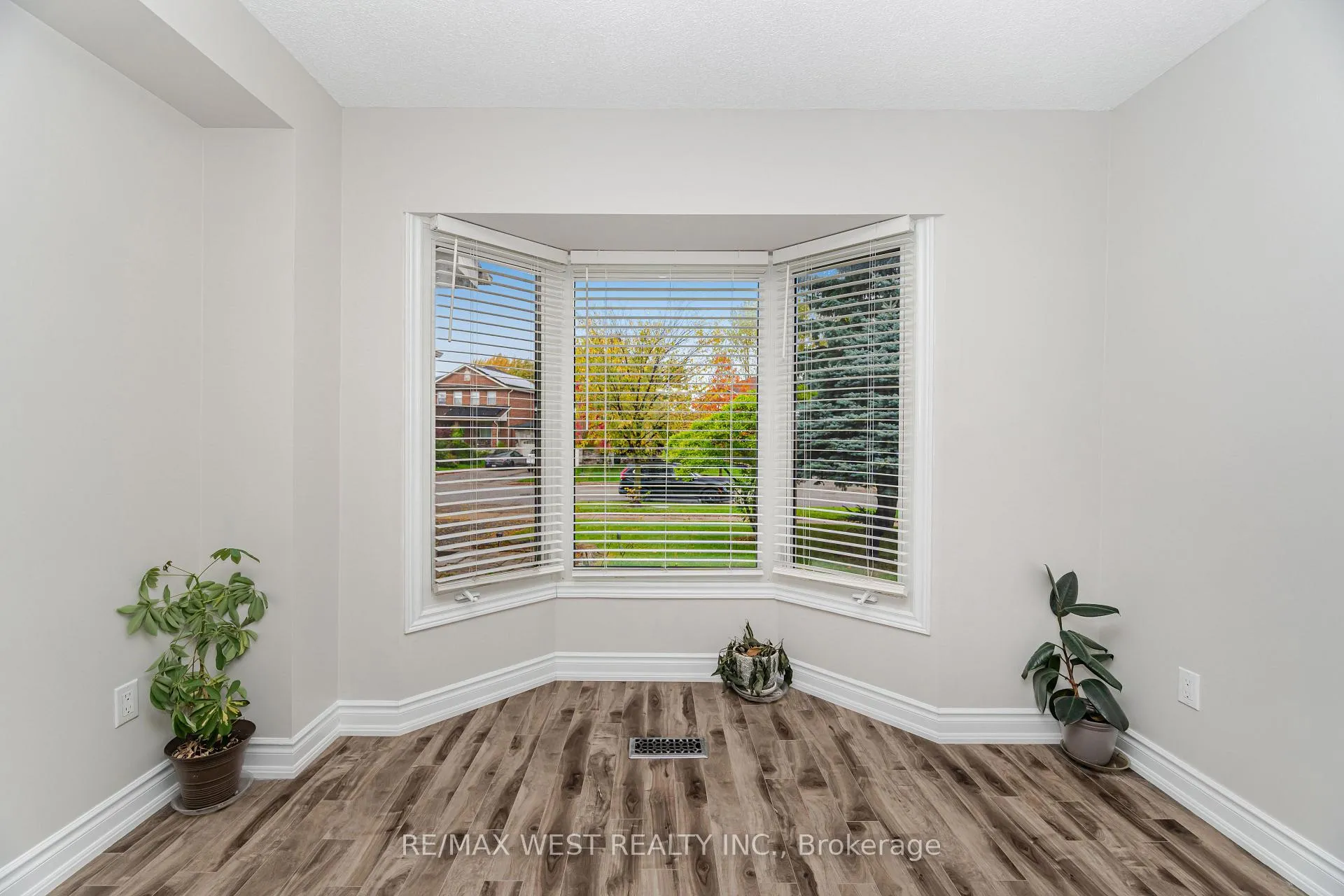 Photo 11 of 86 Dina Road, Vaughan, Maple — HOMEH