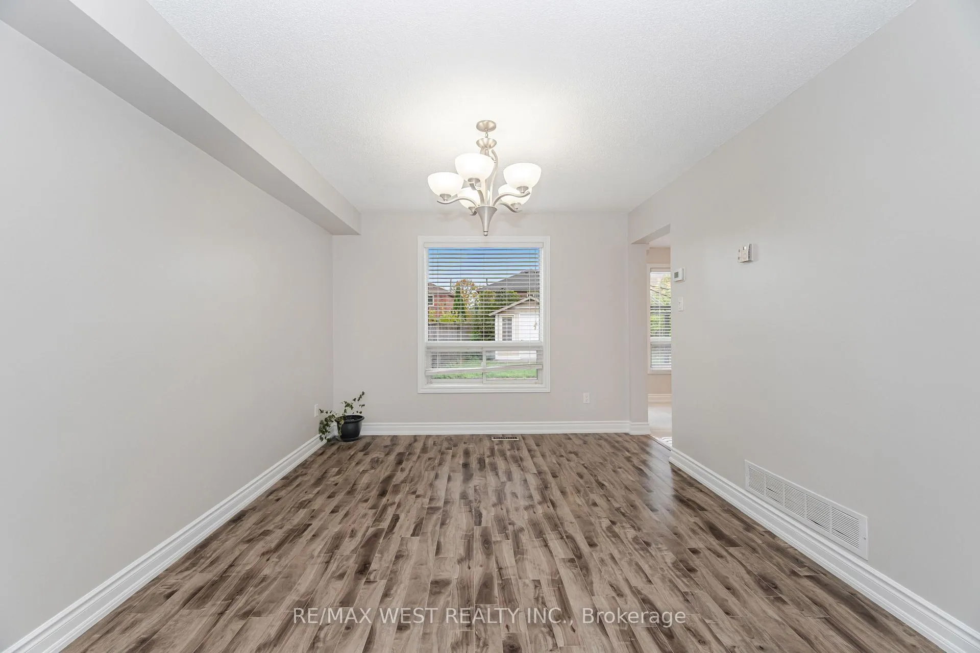 Photo 13 of 86 Dina Road, Vaughan, Maple — HOMEH