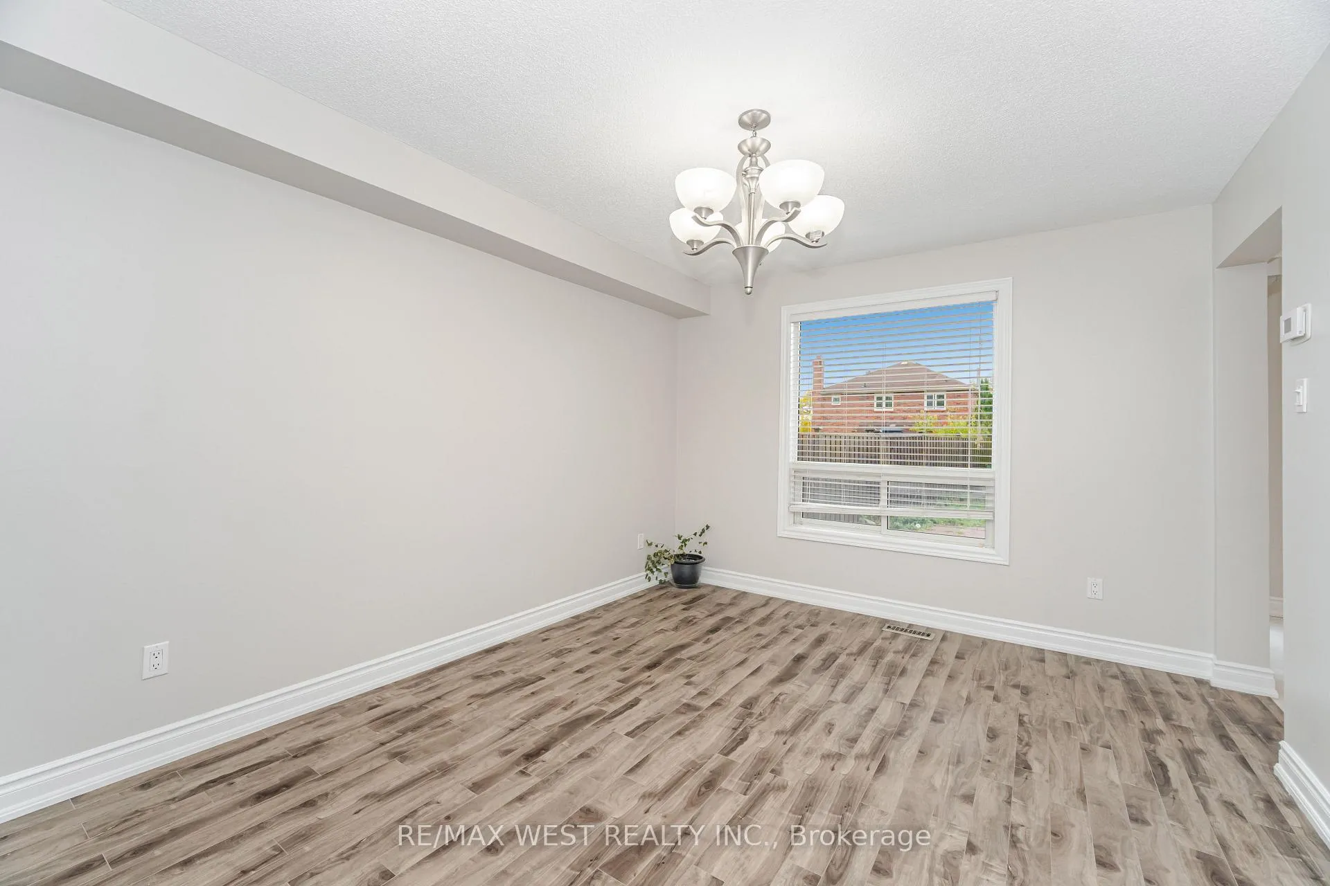 Photo 14 of 86 Dina Road, Vaughan, Maple — HOMEH