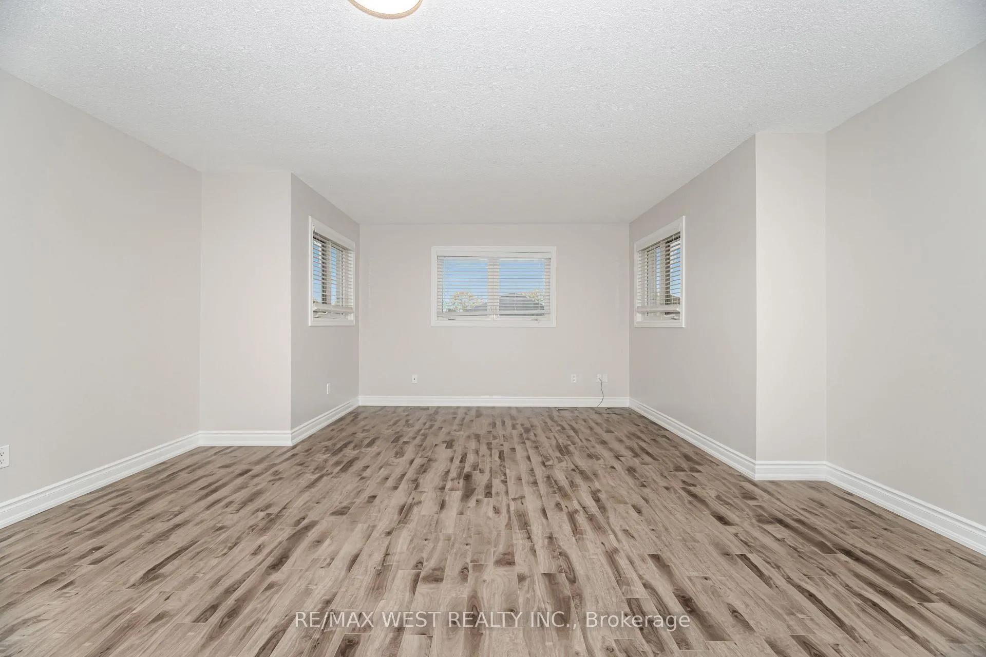 Photo 32 of 86 Dina Road, Vaughan, Maple — HOMEH