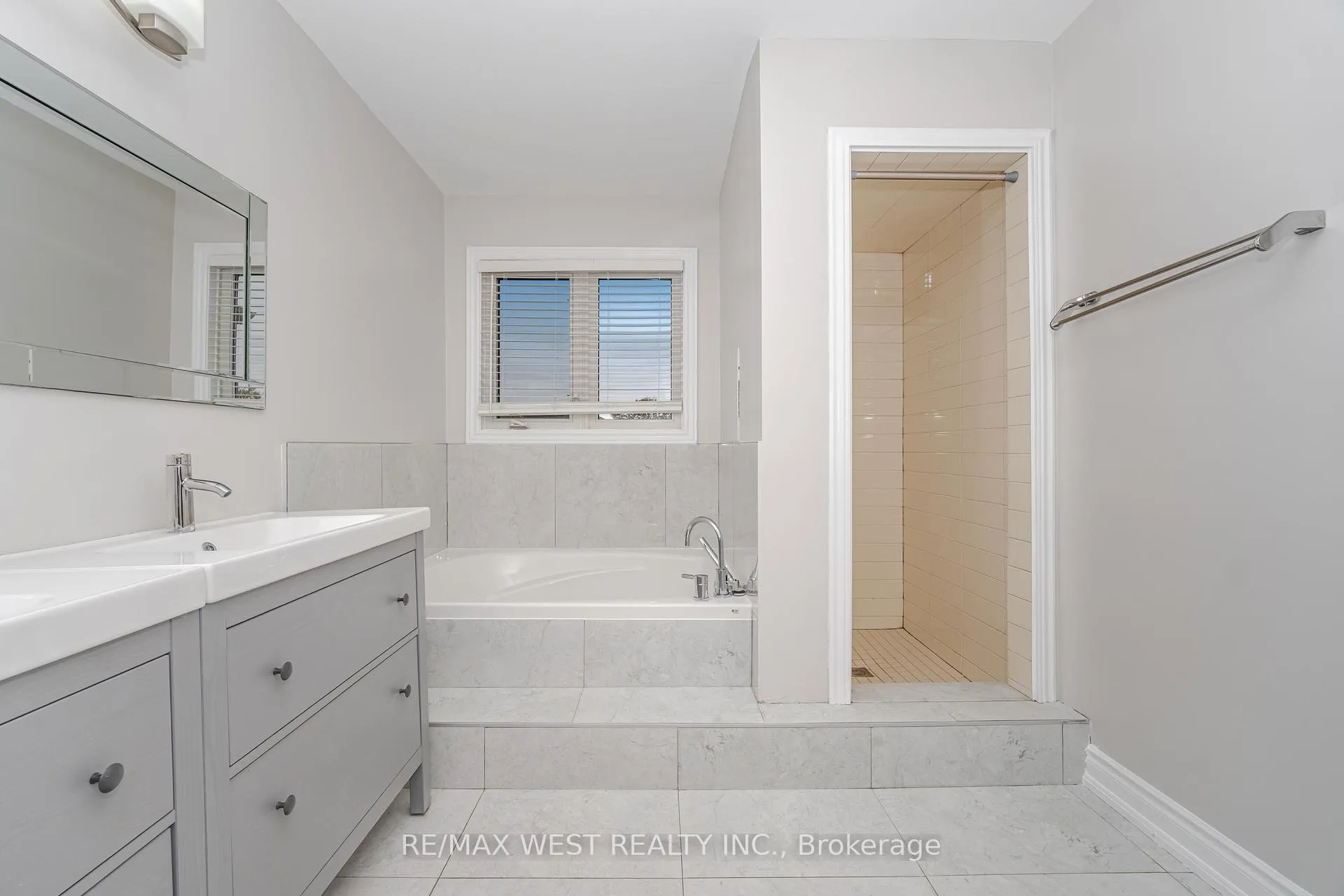 Photo 35 of 86 Dina Road, Vaughan, Maple — HOMEH
