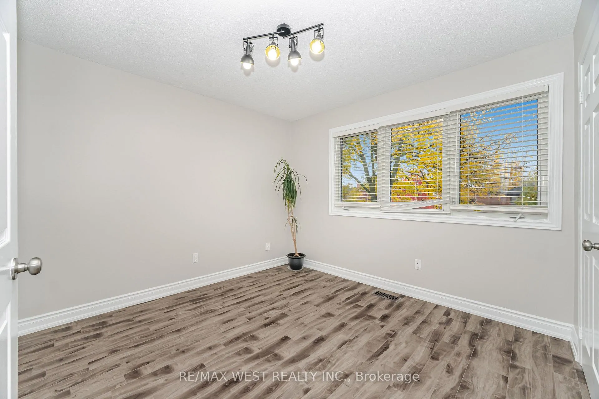 Photo 42 of 86 Dina Road, Vaughan, Maple — HOMEH