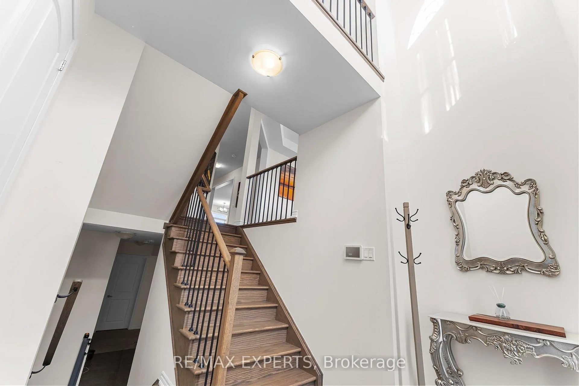 Photo 3 of 572 Queen Mary Drive, Brampton, Northwest Brampton — HOMEH