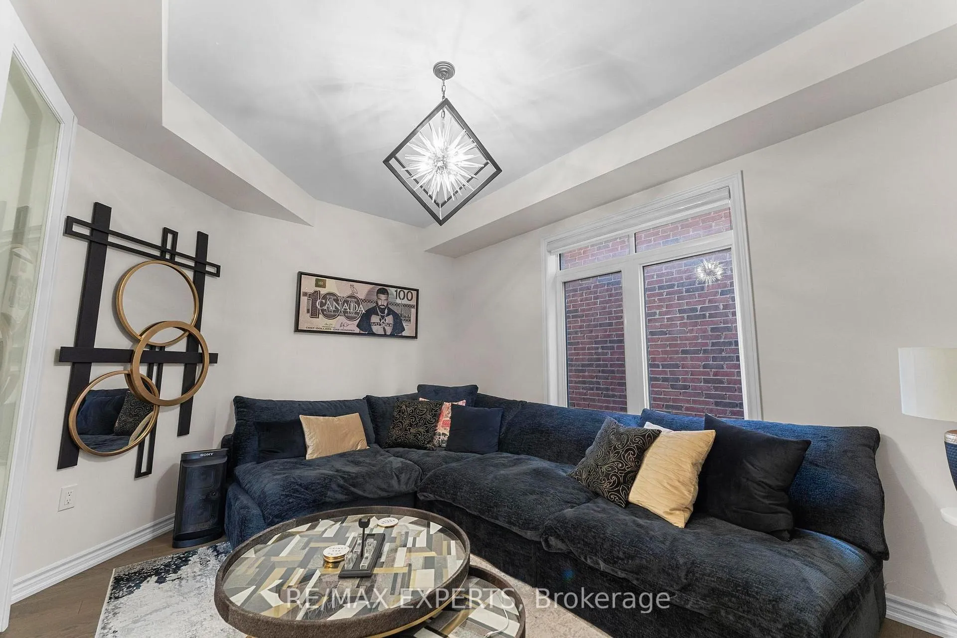 Photo 5 of 572 Queen Mary Drive, Brampton, Northwest Brampton — HOMEH