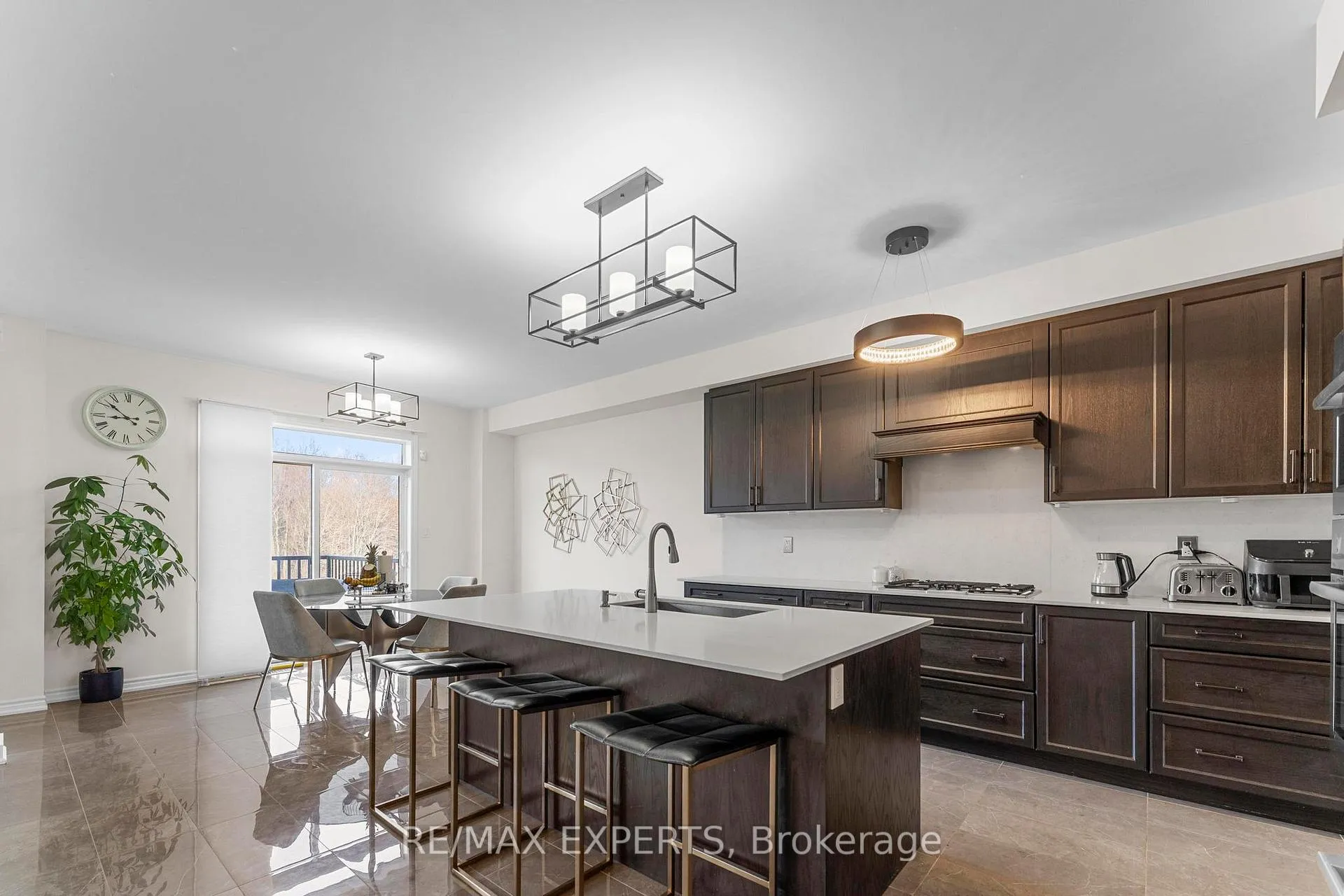 Photo 11 of 572 Queen Mary Drive, Brampton, Northwest Brampton — HOMEH