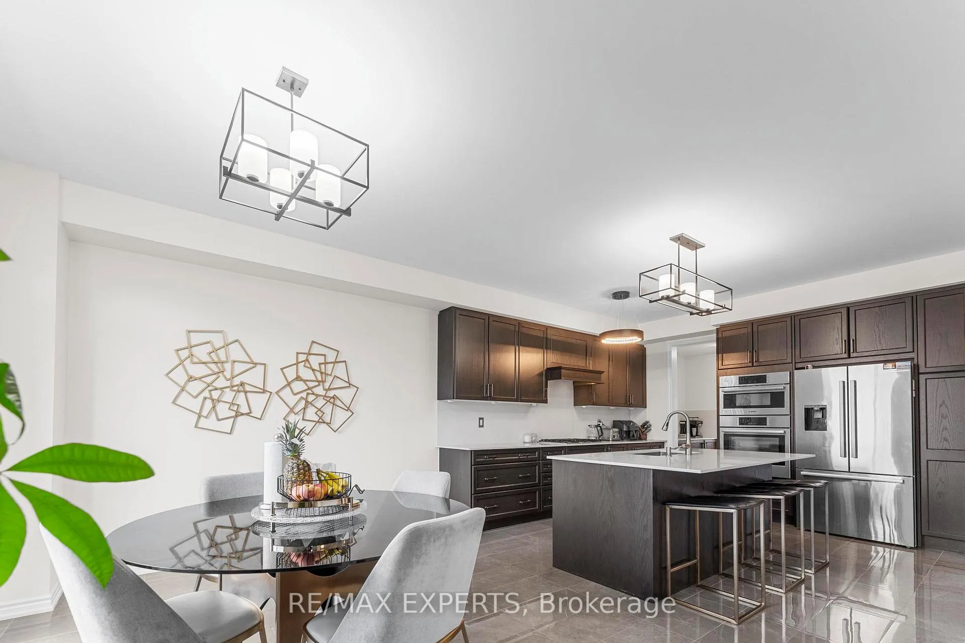 Photo 12 of 572 Queen Mary Drive, Brampton, Northwest Brampton — HOMEH
