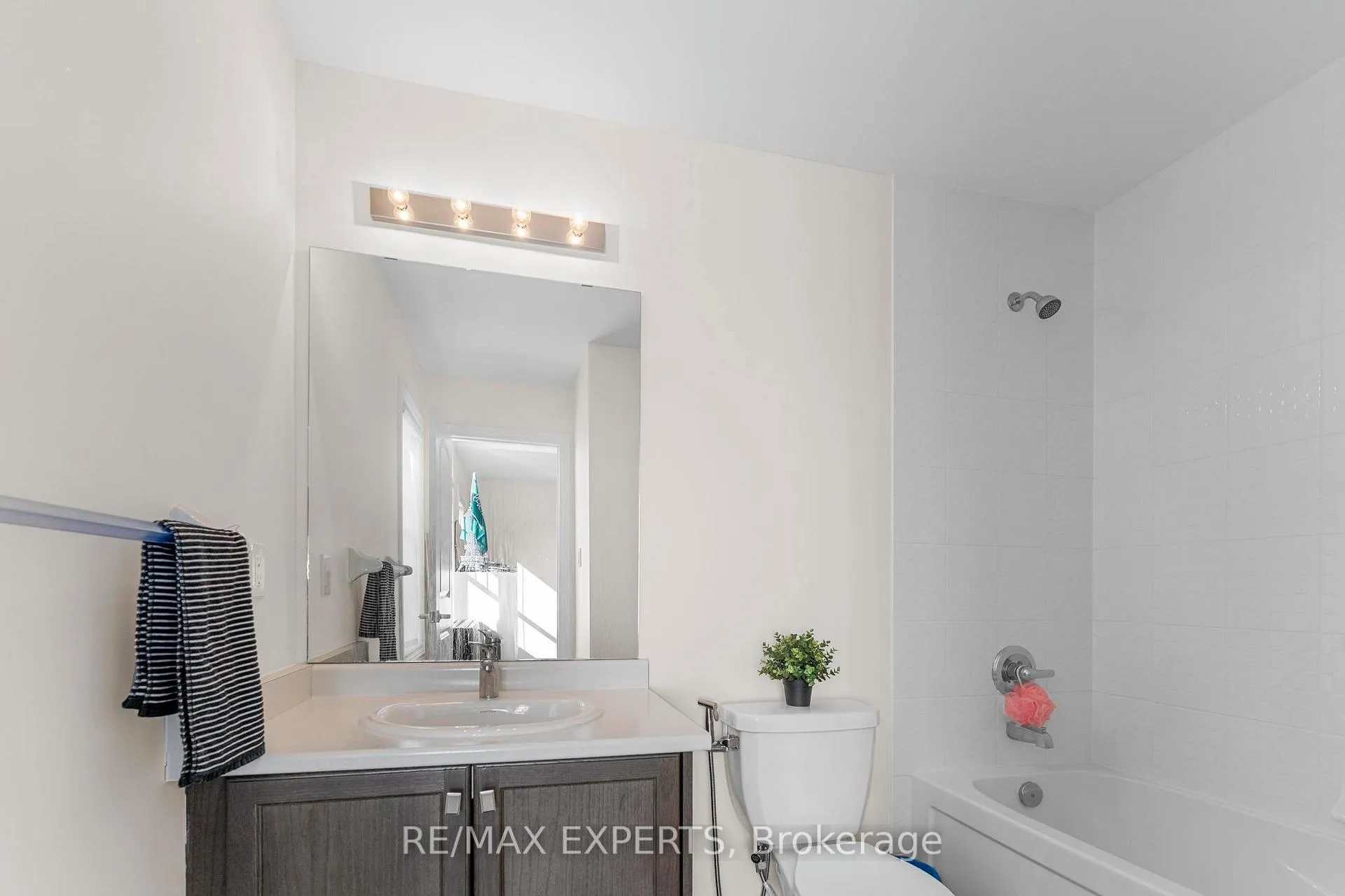Photo 39 of 572 Queen Mary Drive, Brampton, Northwest Brampton — HOMEH
