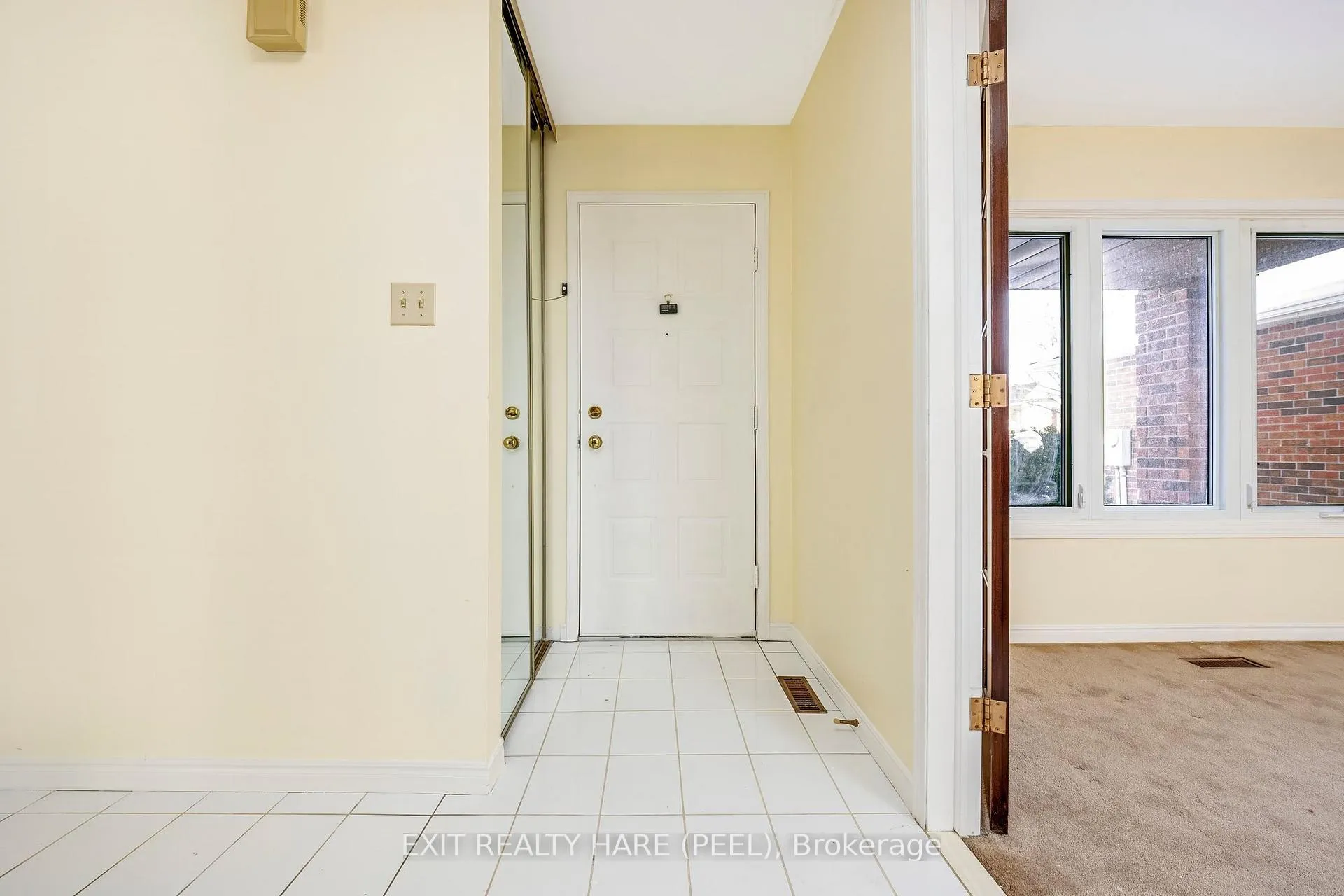 Photo 4 of 47 Stillwater Crescent, Brampton, Brampton West — HOMEH