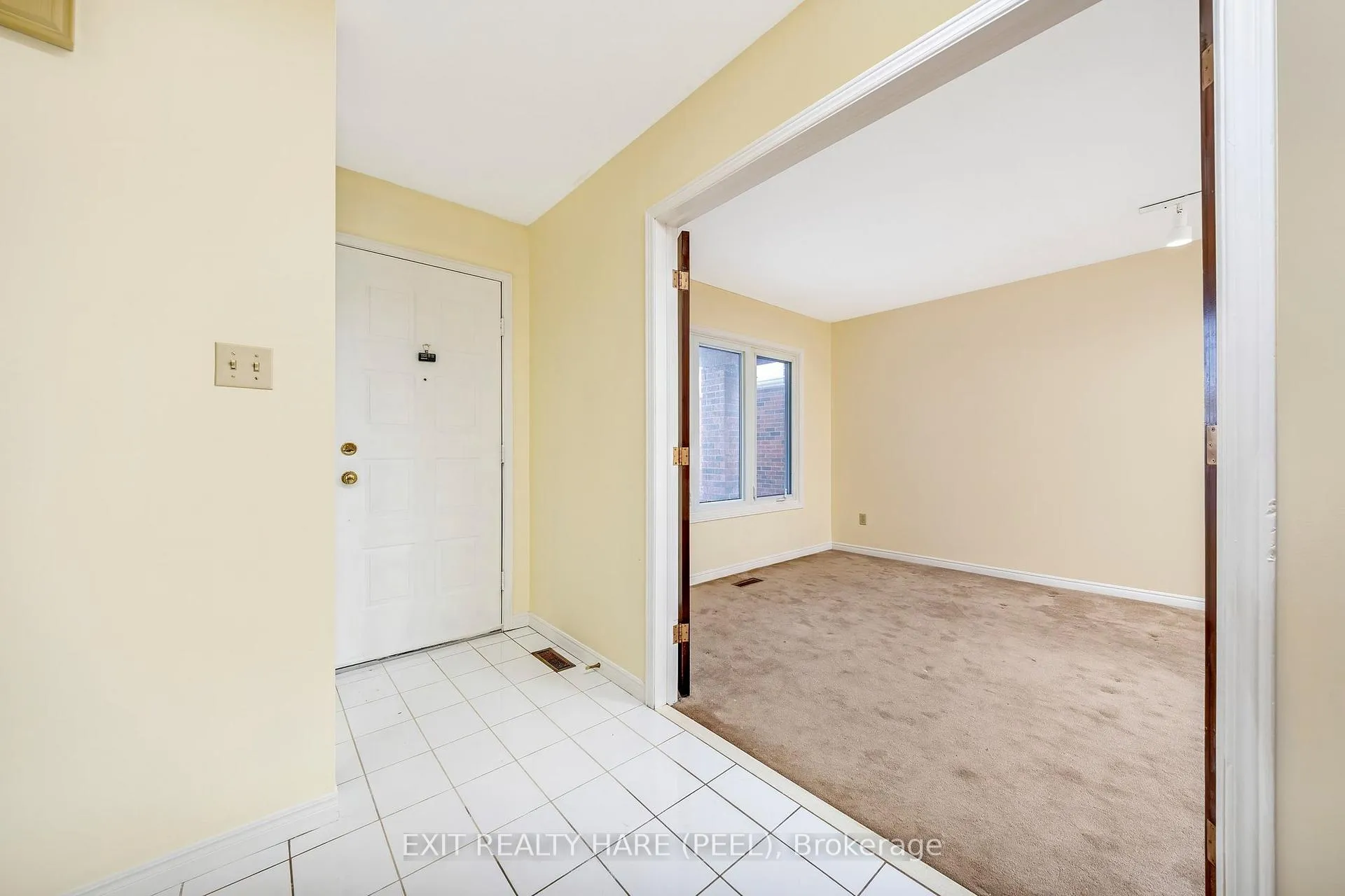 Photo 5 of 47 Stillwater Crescent, Brampton, Brampton West — HOMEH