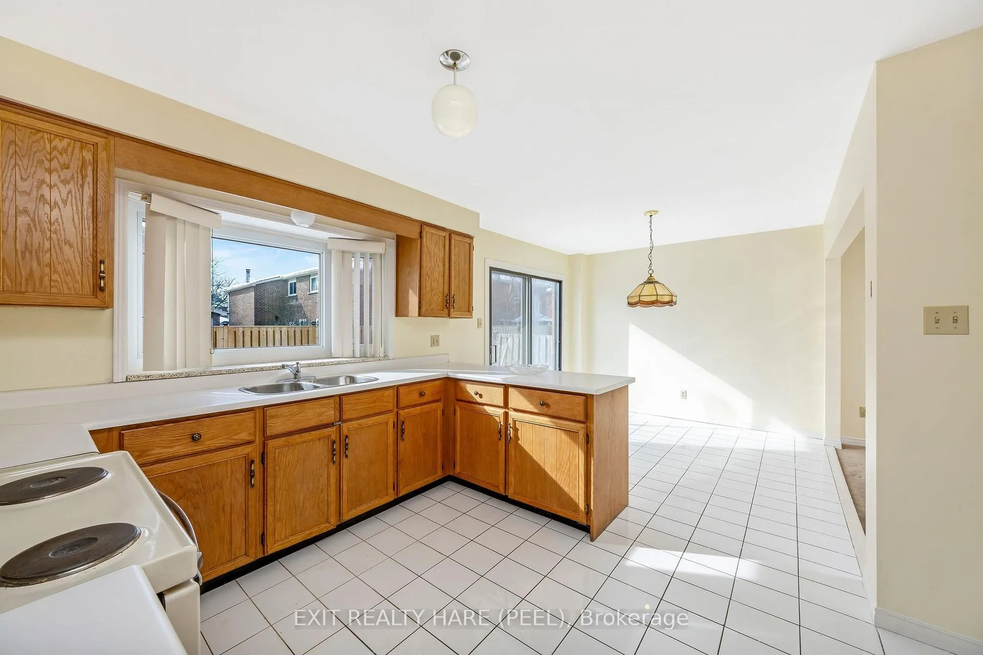 Photo 11 of 47 Stillwater Crescent, Brampton, Brampton West — HOMEH