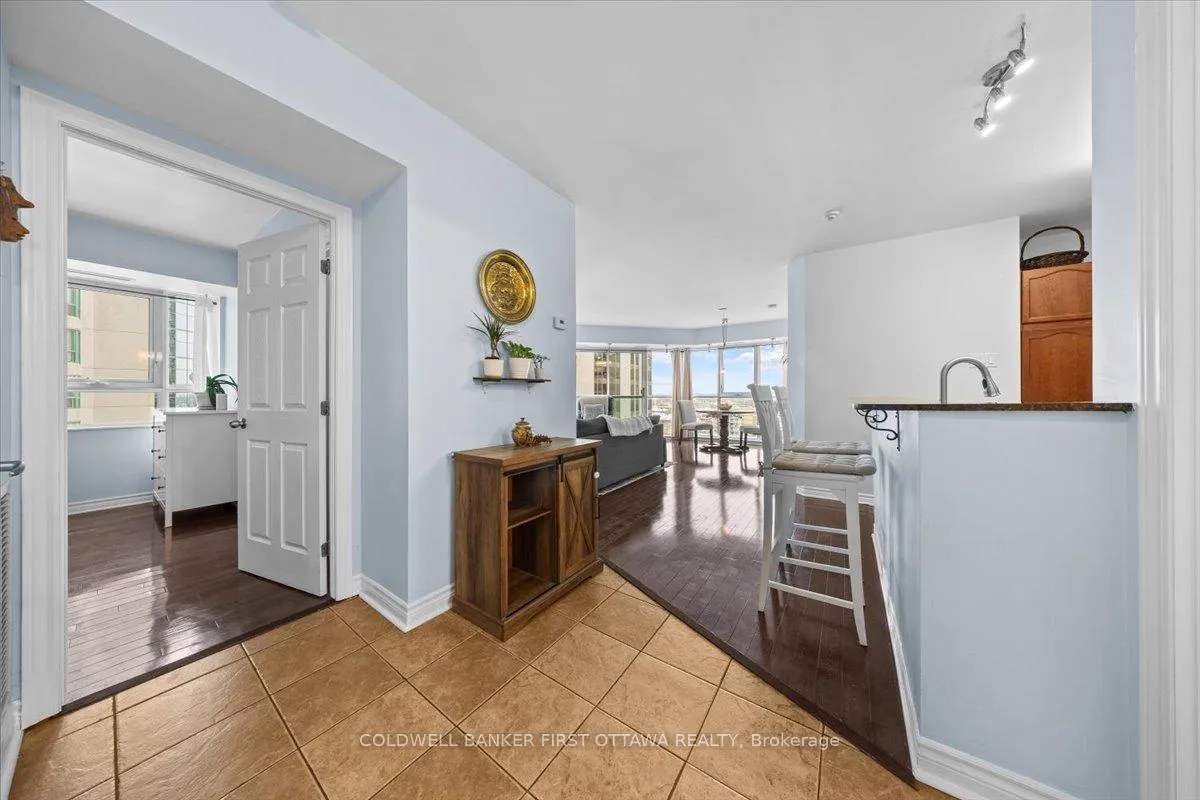 Front of Unit 1401, 445 Laurier Avenue W