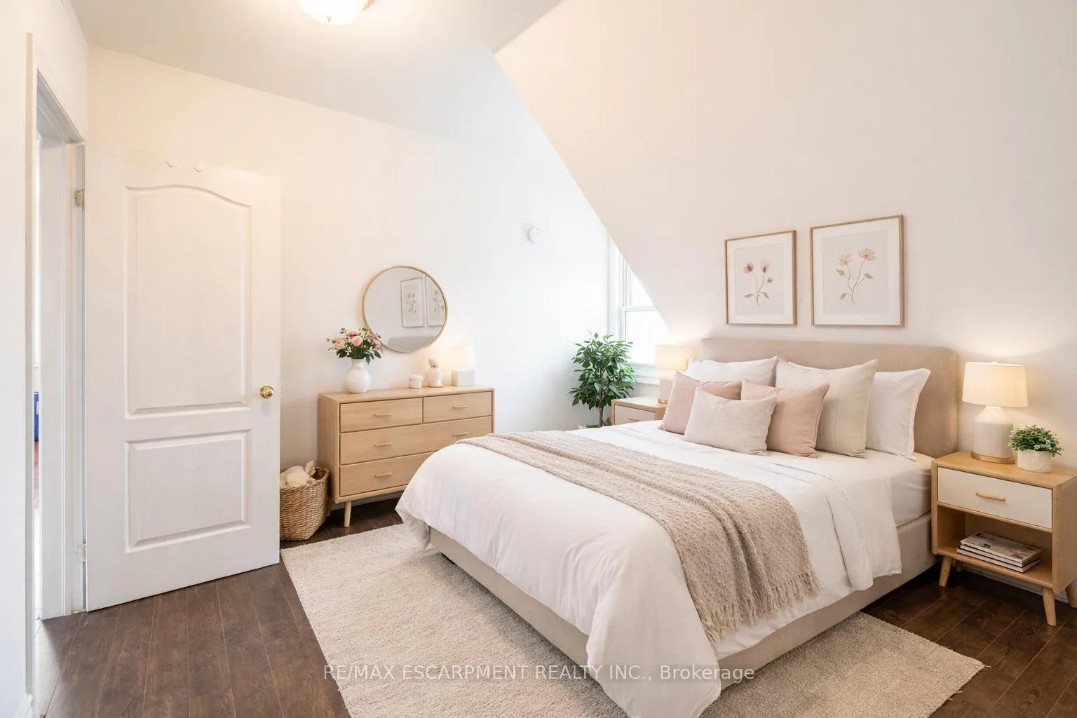 Photo 4 of Unit 3, 80 St. Clair Avenue, Hamilton, Gibson — HOMEH