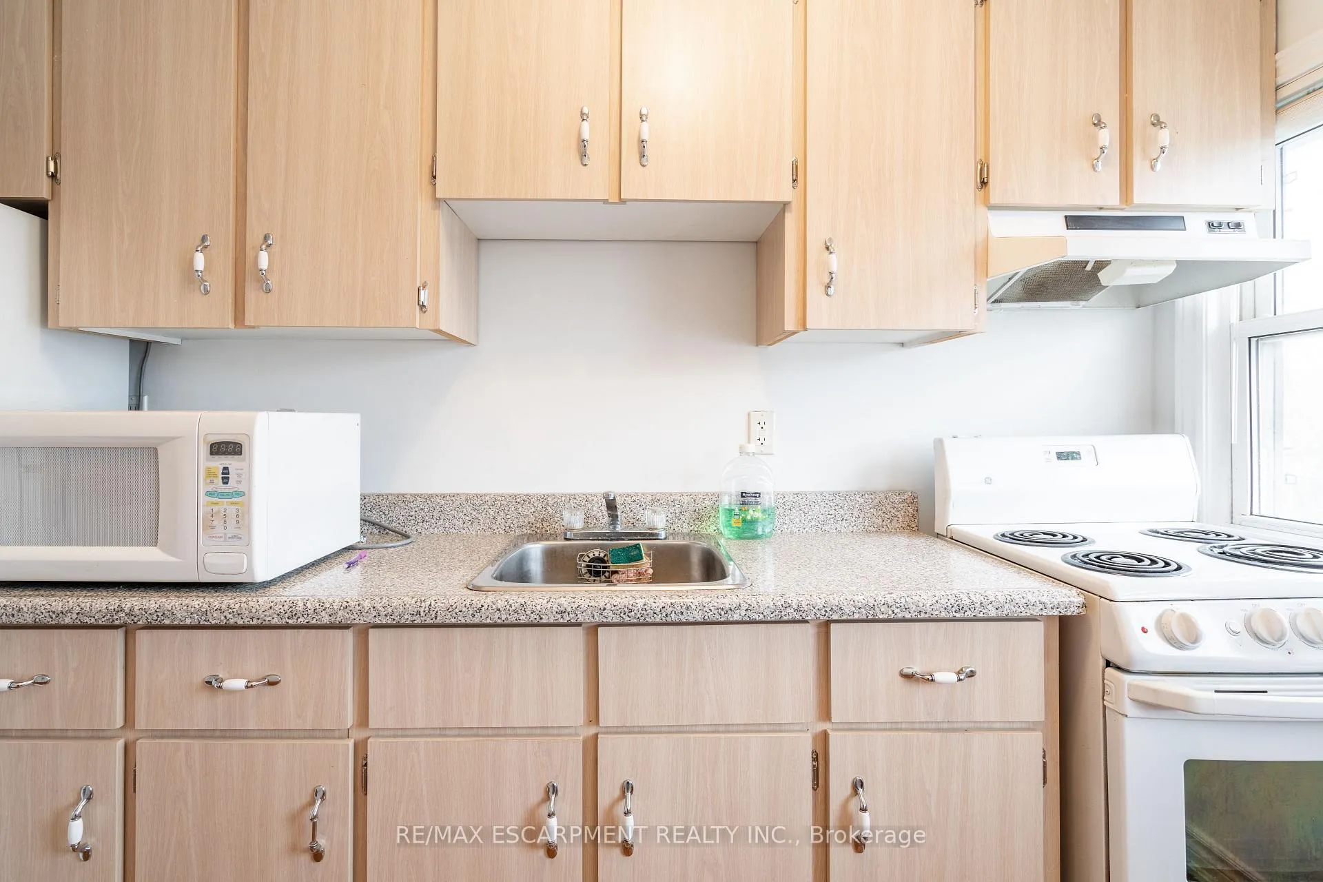 Photo 6 of Unit 3, 80 St. Clair Avenue, Hamilton, Gibson — HOMEH