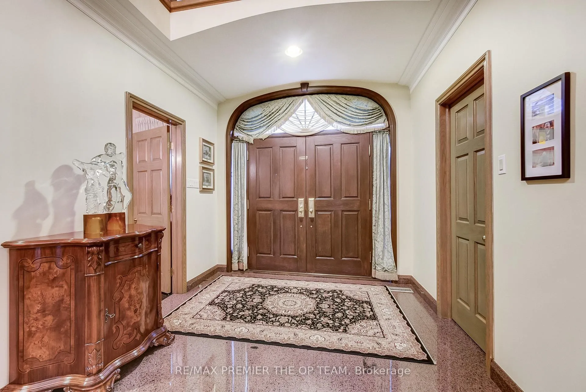 Photo 3 of 118 Cowan Drive, Vaughan, East Woodbridge — HOMEH