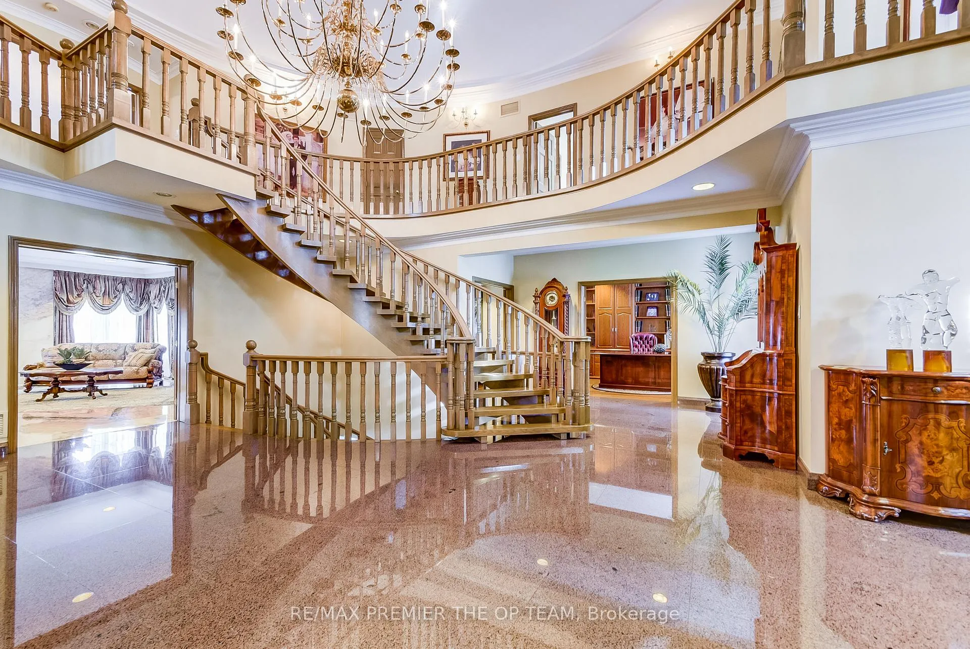 Photo 4 of 118 Cowan Drive, Vaughan, East Woodbridge — HOMEH