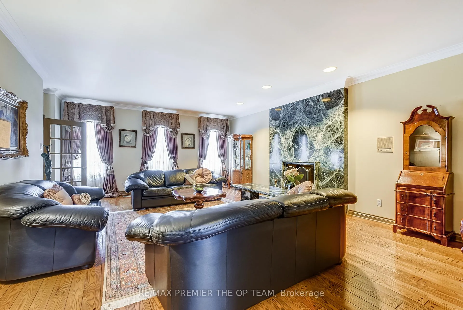 Photo 5 of 118 Cowan Drive, Vaughan, East Woodbridge — HOMEH