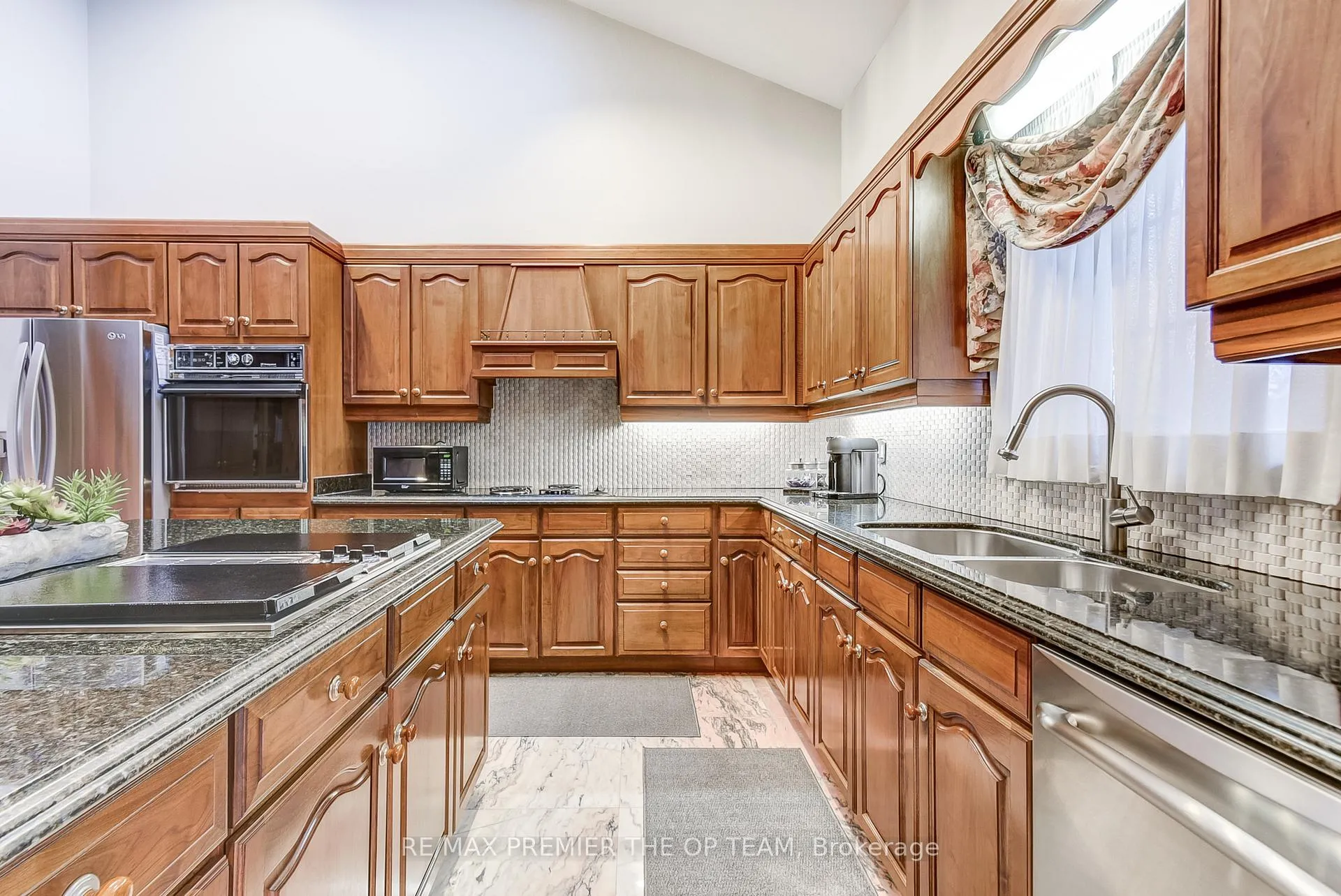 Photo 10 of 118 Cowan Drive, Vaughan, East Woodbridge — HOMEH