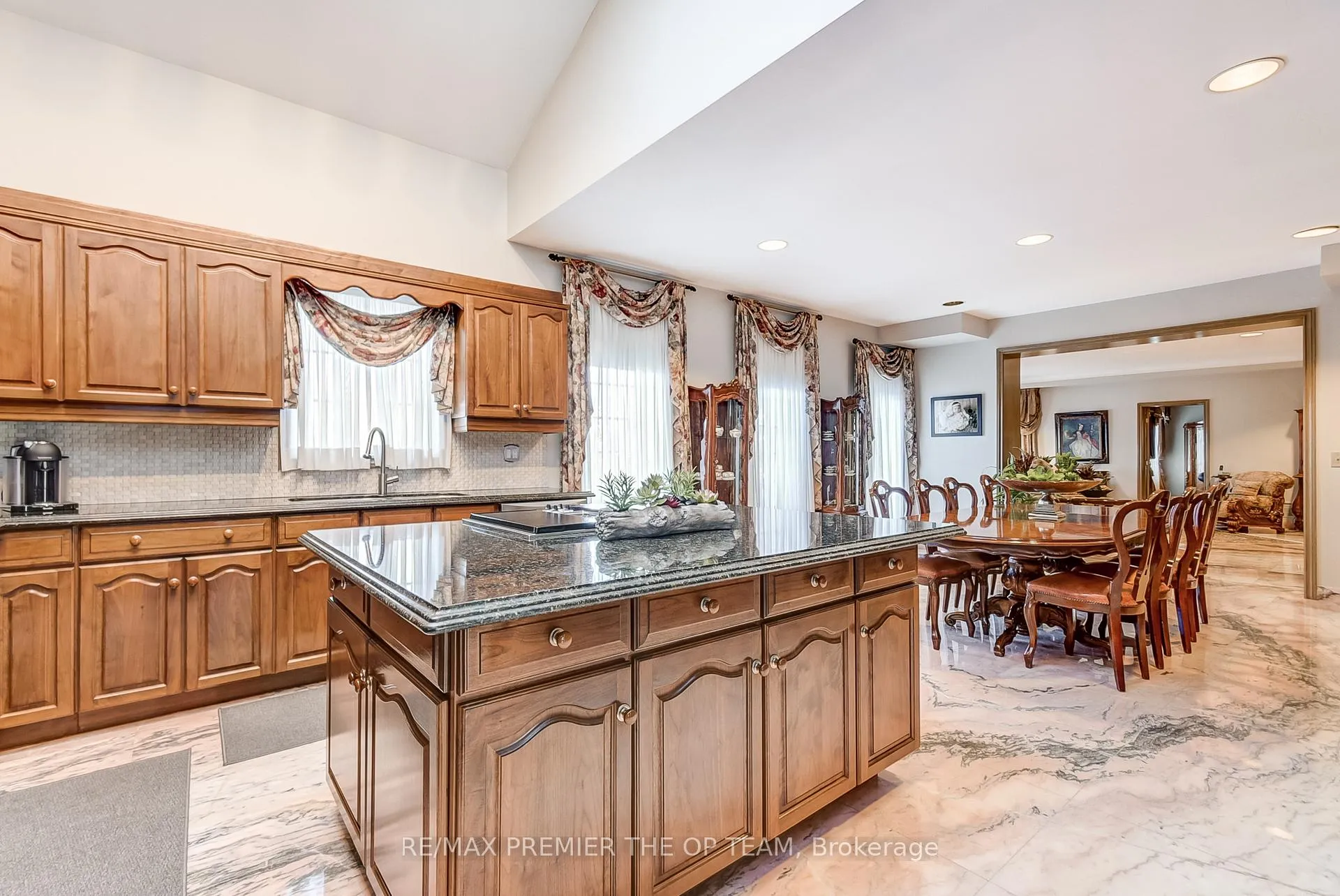 Photo 11 of 118 Cowan Drive, Vaughan, East Woodbridge — HOMEH