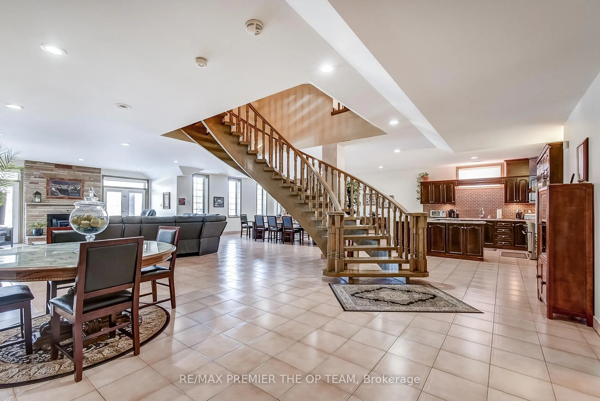 Photo 17 of 118 Cowan Drive, Vaughan, East Woodbridge — HOMEH