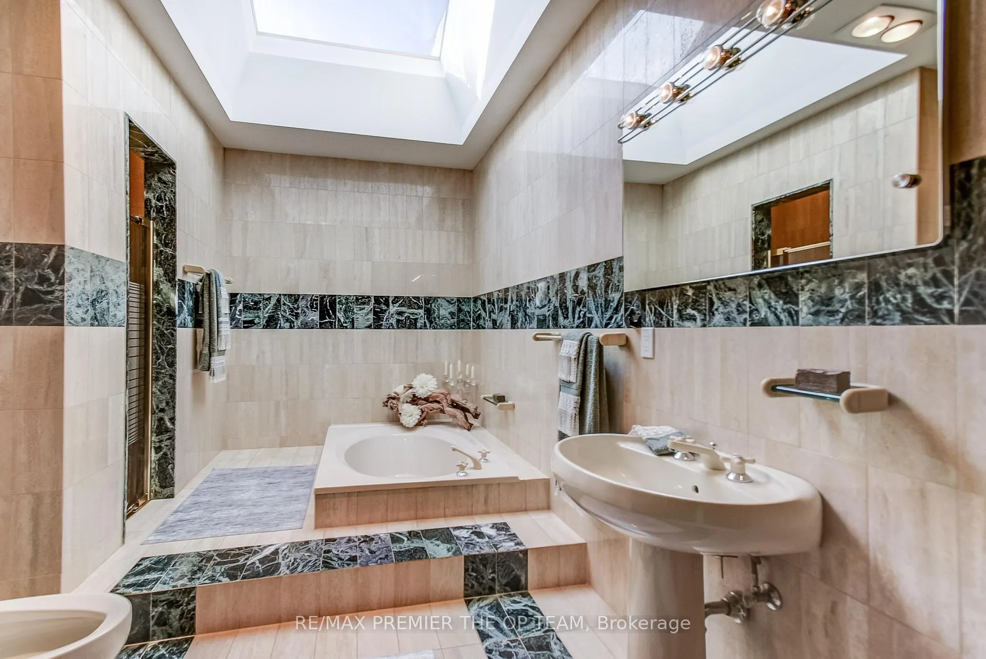 Photo 32 of 118 Cowan Drive, Vaughan, East Woodbridge — HOMEH