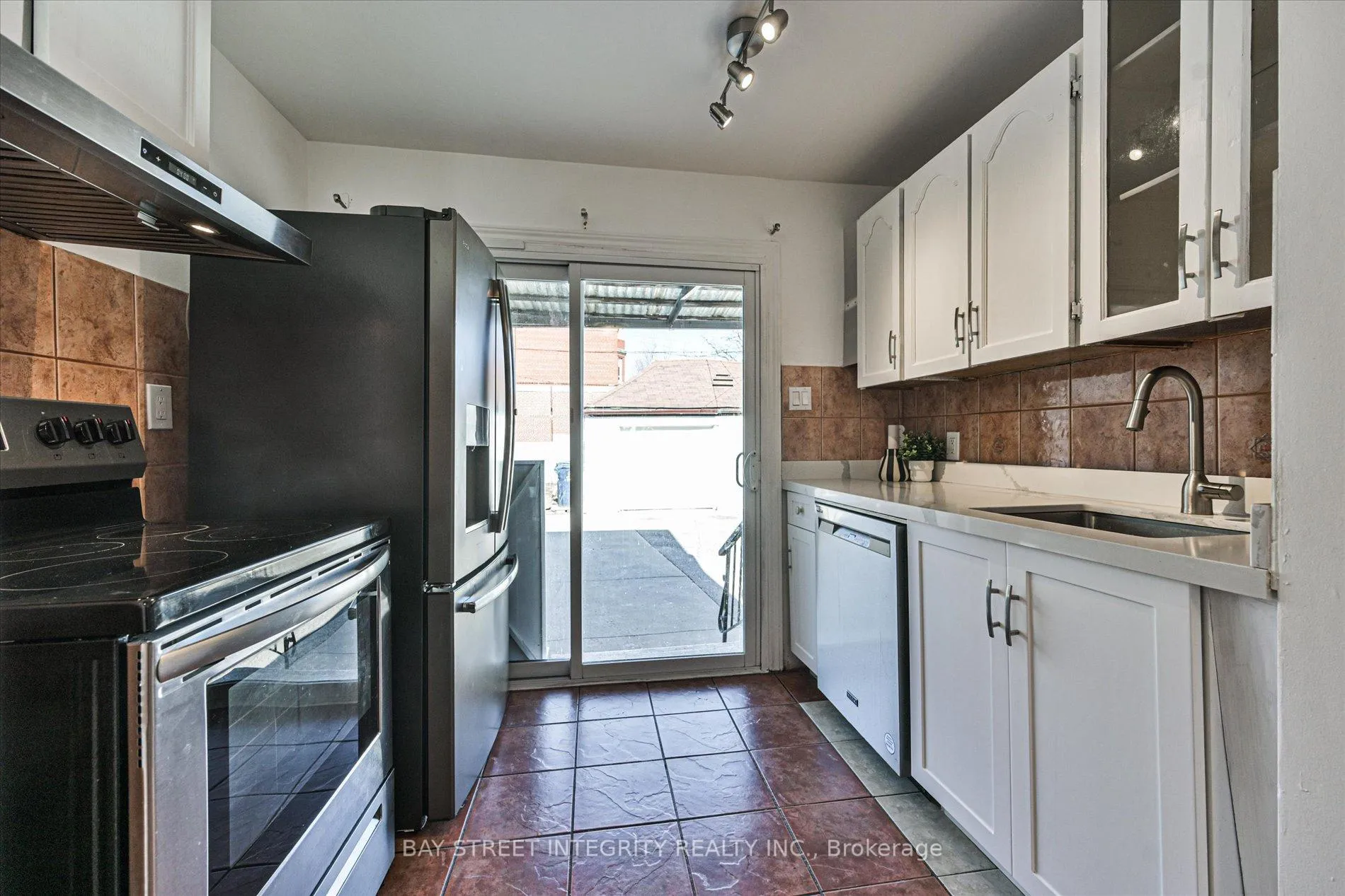 Photo 9 of 5 Regent Street, Toronto, Keelesdale-Eglinton West — HOMEH