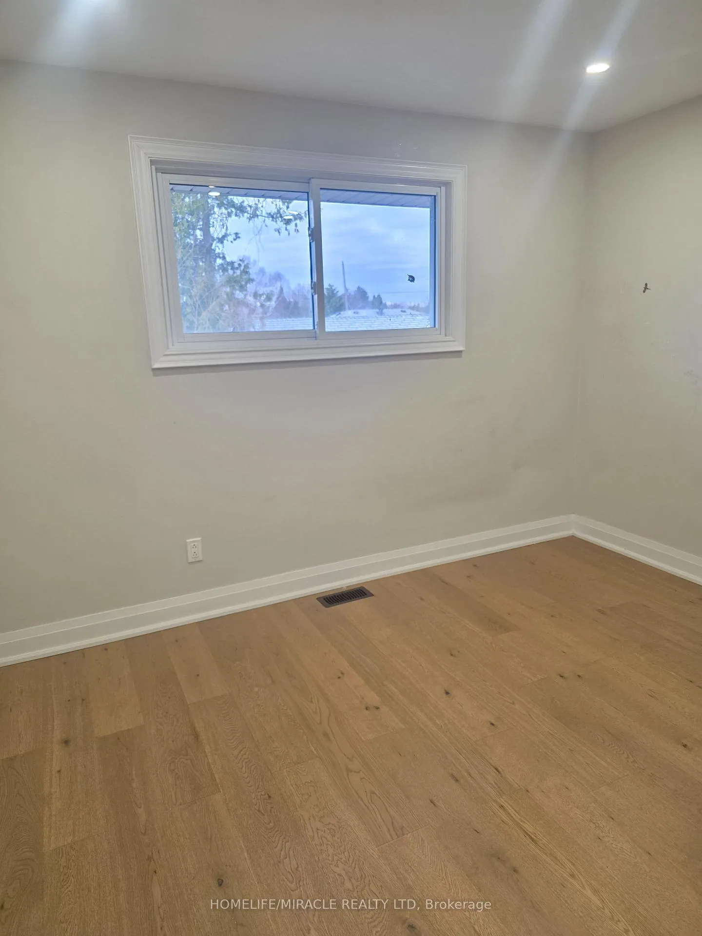 Photo 4 of 134 Keewatin Street S, Oshawa, Donevan — HOMEH