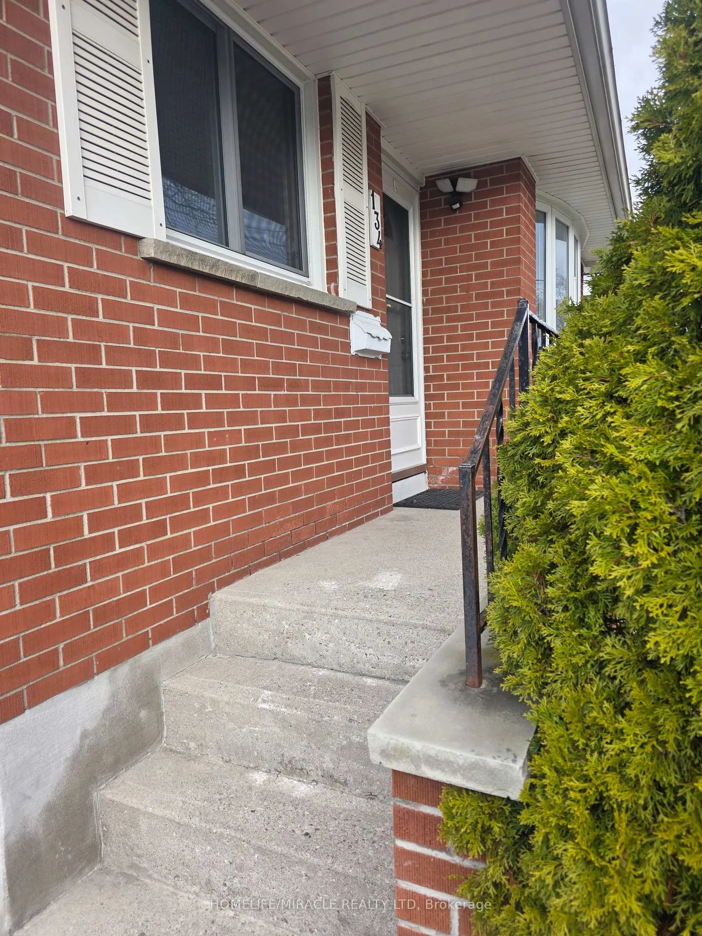 Photo 7 of 134 Keewatin Street S, Oshawa, Donevan — HOMEH