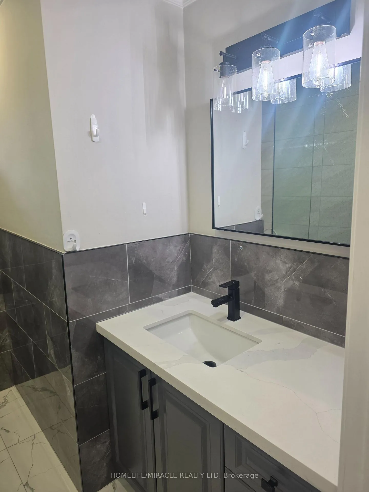 Photo 24 of 134 Keewatin Street S, Oshawa, Donevan — HOMEH