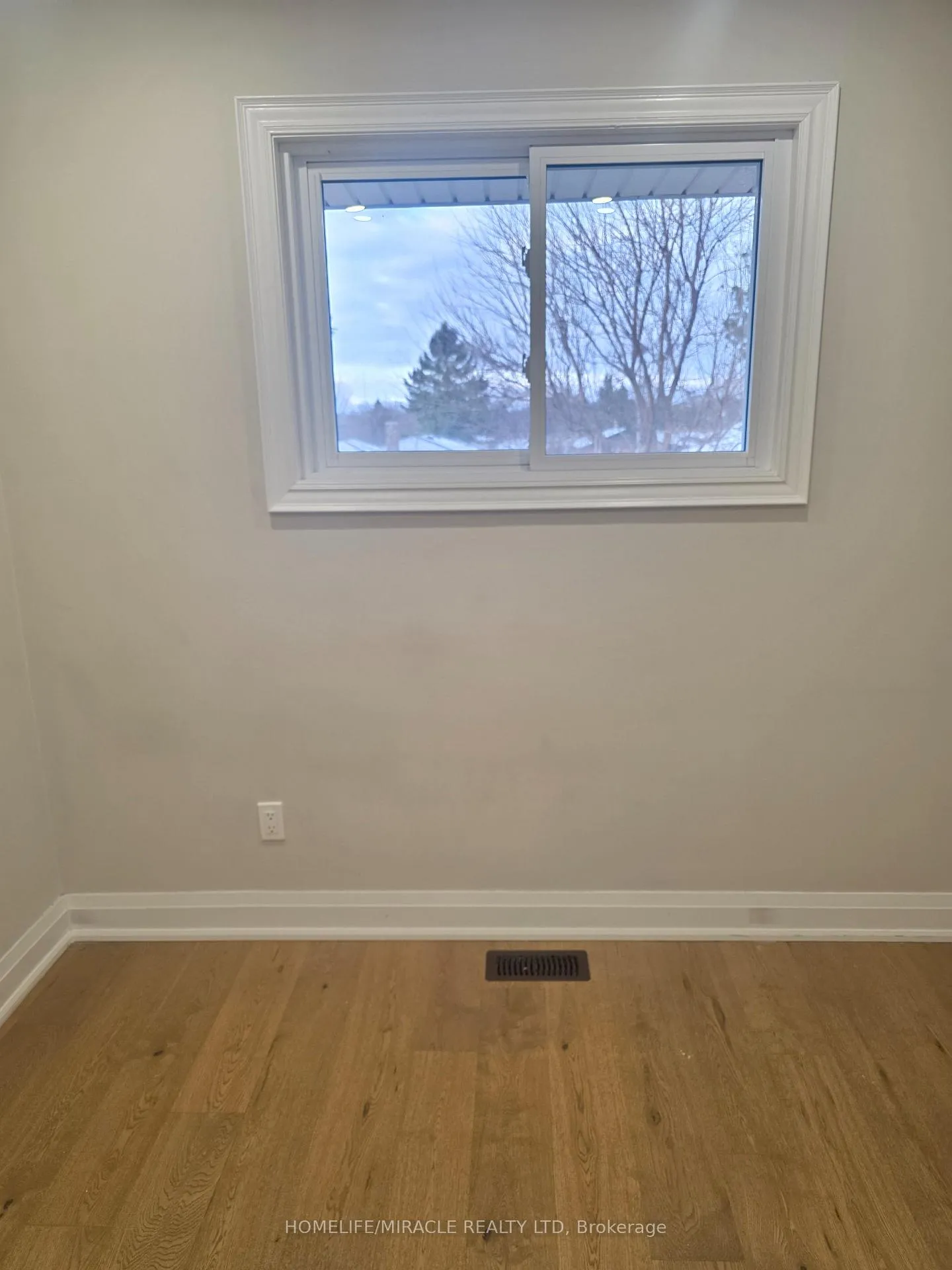 Photo 35 of 134 Keewatin Street S, Oshawa, Donevan — HOMEH