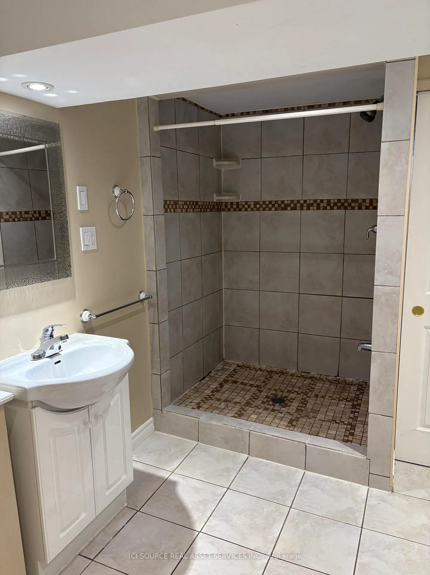 Photo 14 of Unit B, 474 Arnhem Drive, Oshawa, O'Neill — HOMEH