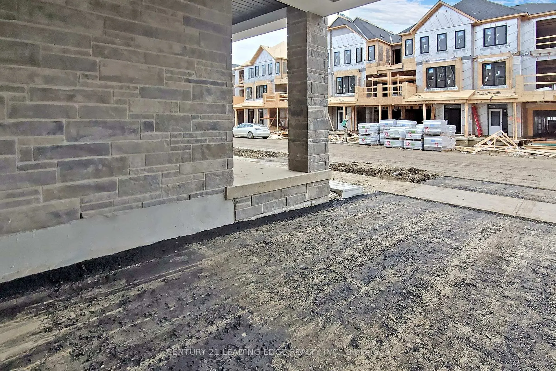 Photo 3 of 66 Melmar Street, Brampton, Northwest Brampton — HOMEH