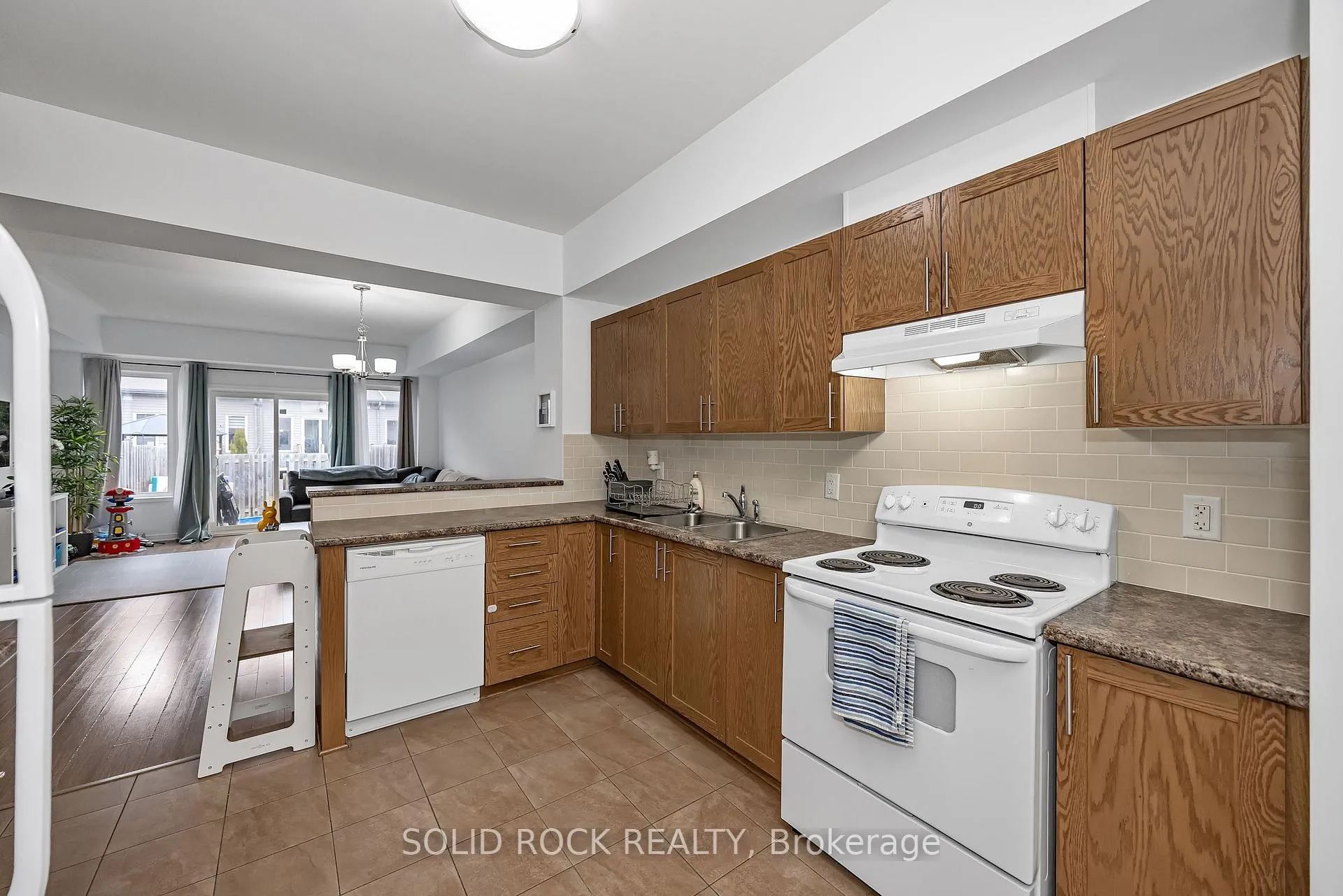 Photo 5 of 40 Gordon Ferguson Place, Arnprior — HOMEH
