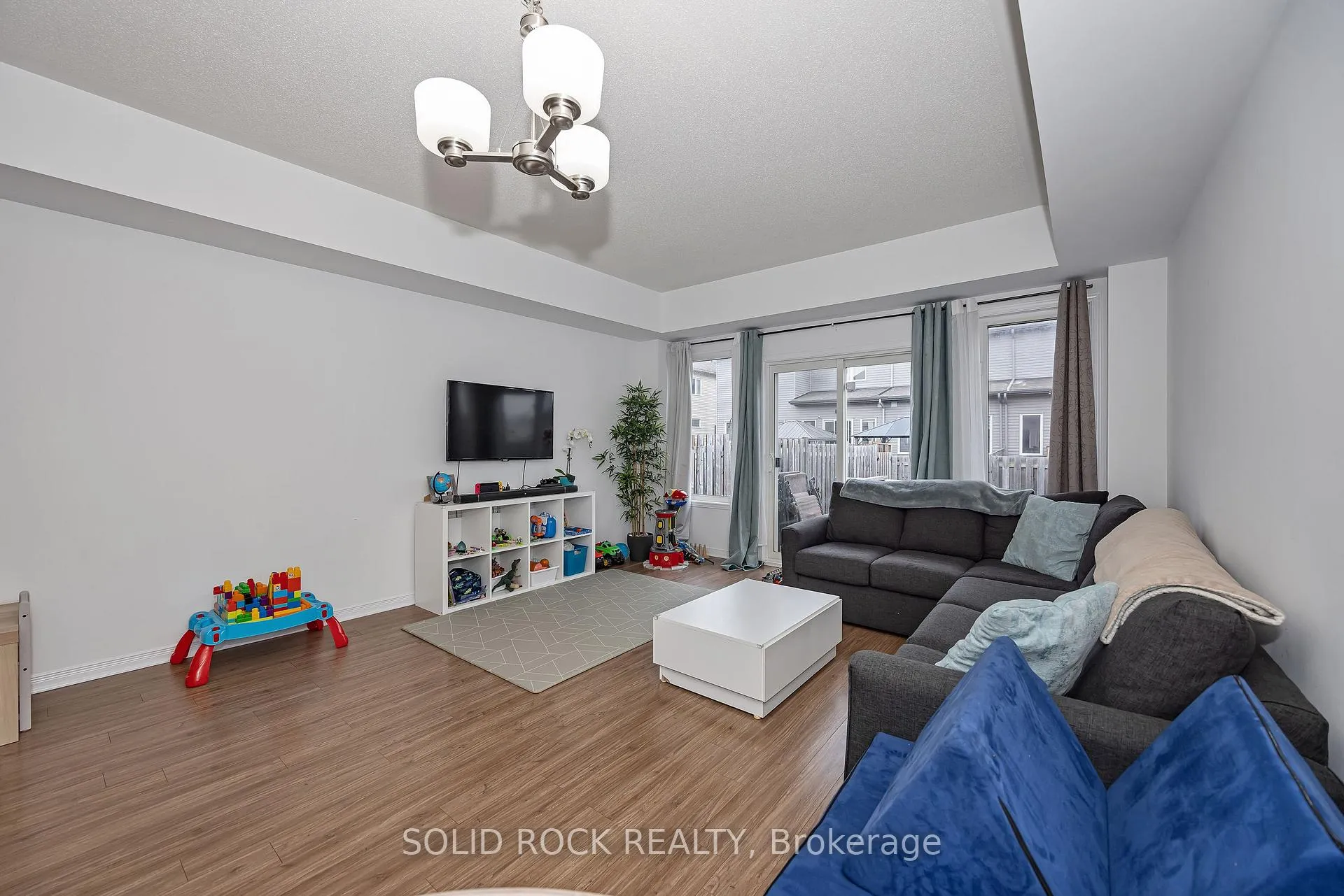 Photo 11 of 40 Gordon Ferguson Place, Arnprior — HOMEH