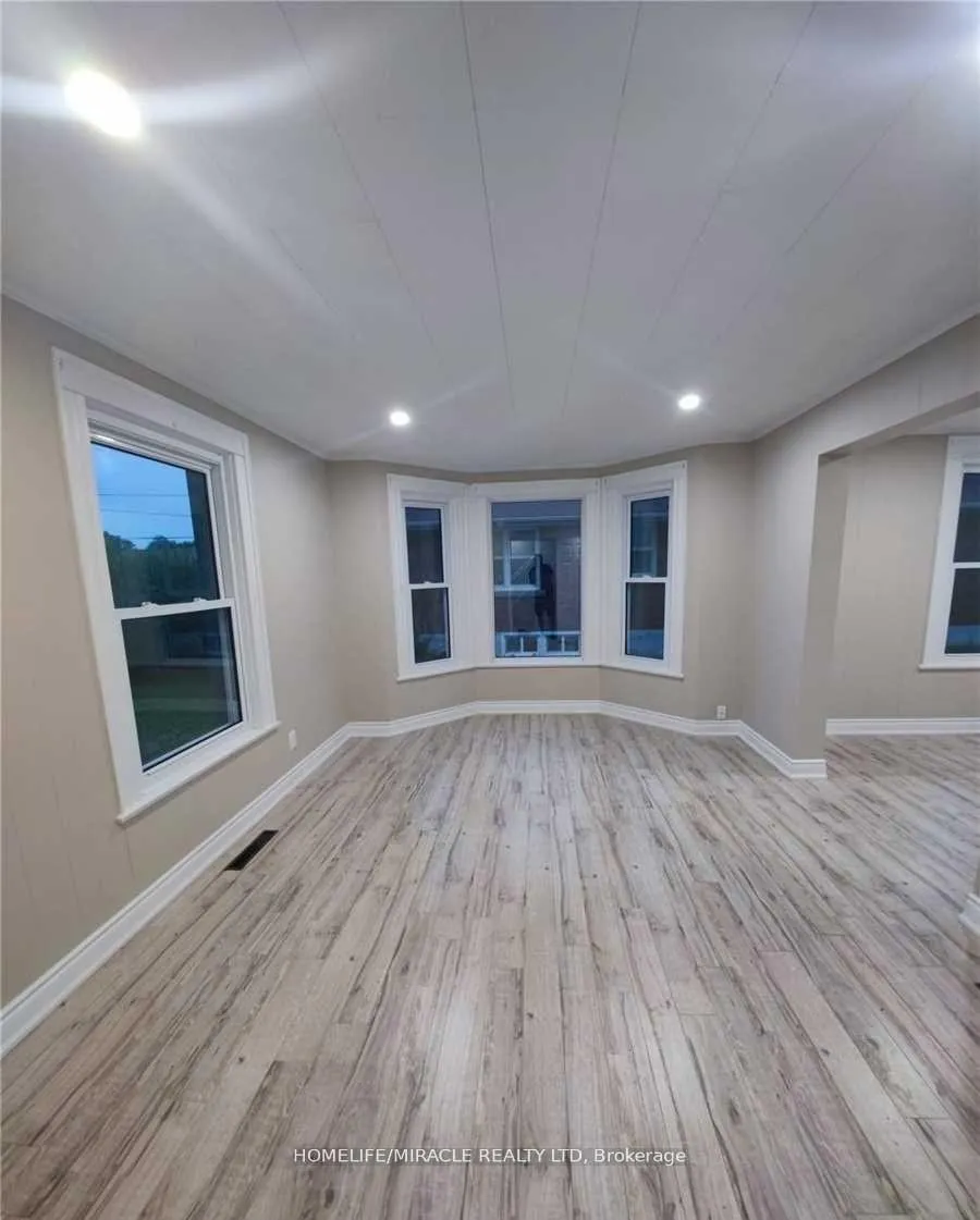 Photo 5 of 5967 Dixon Street, Niagara Falls, Dorchester — HOMEH