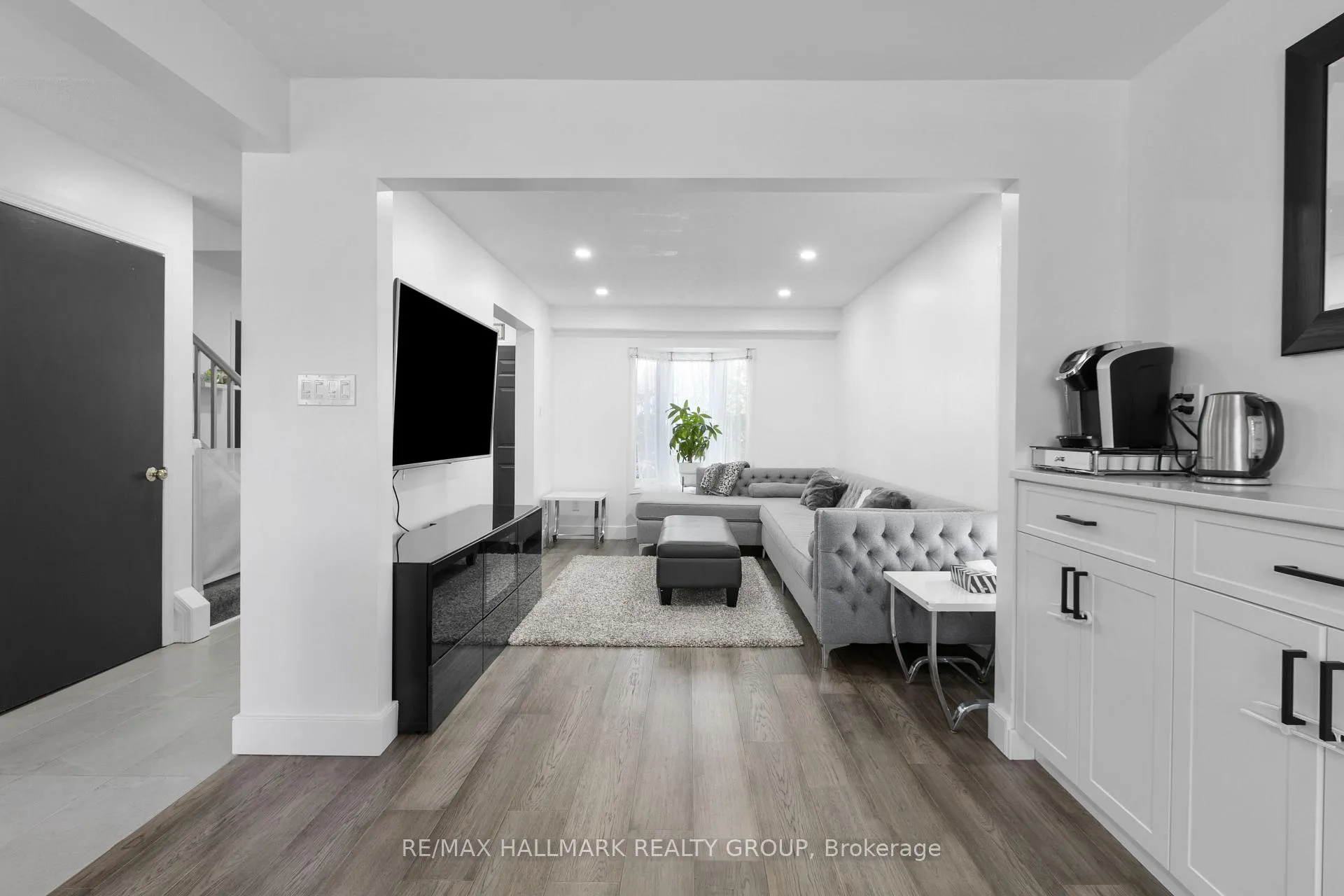Photo 5 of 2 Newport Crescent, Ottawa, Hunt Club Park/Greenboro — HOMEH