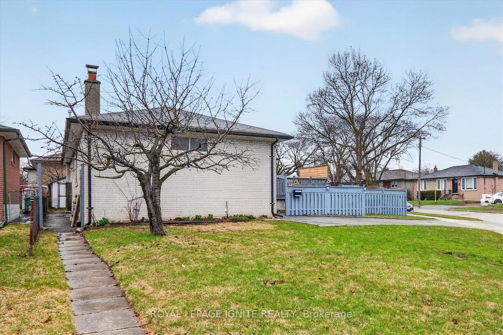 Photo 3 of 56 Frost Street, Etobicoke, Rexdale-Kipling — HOMEH
