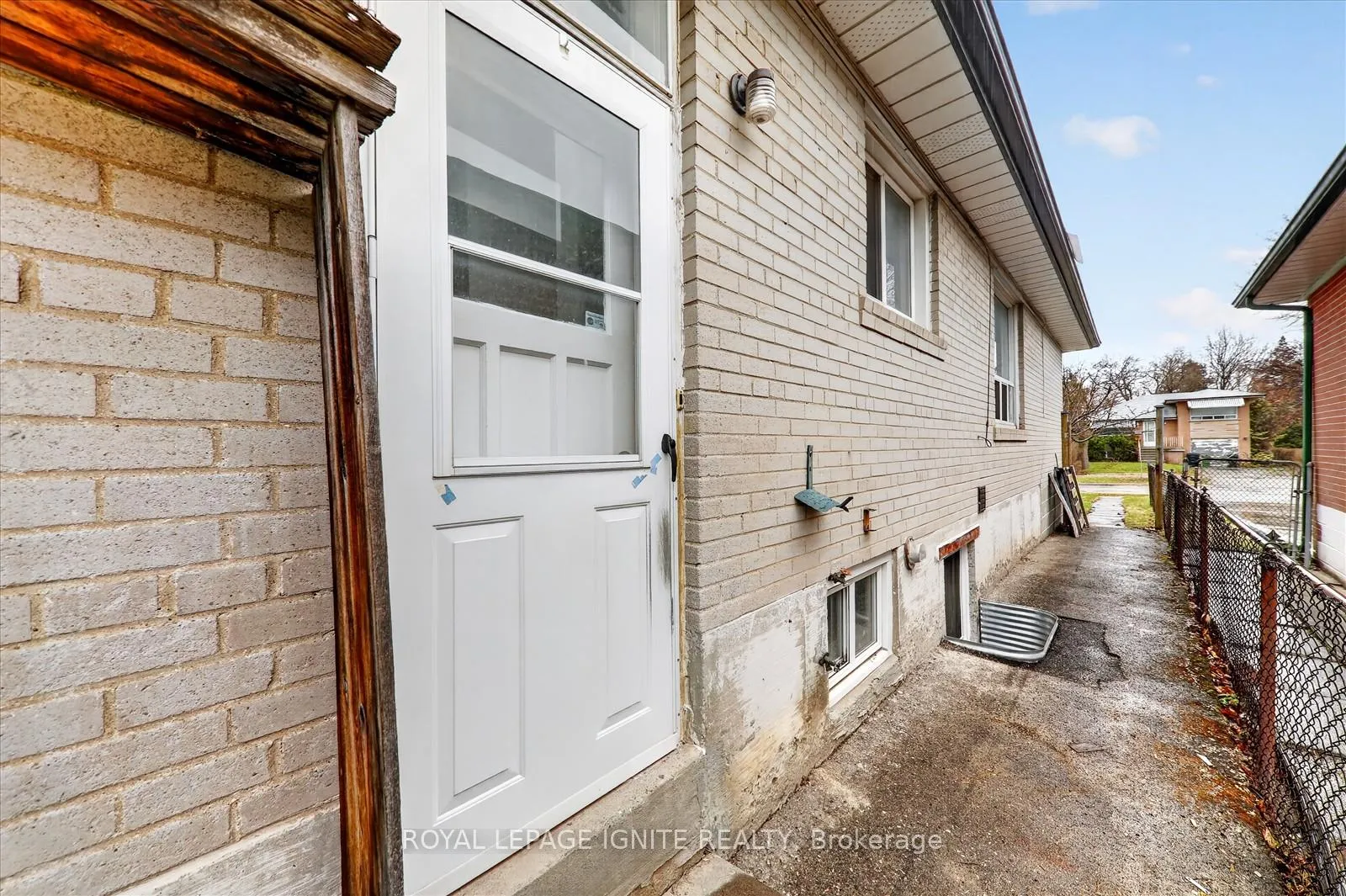 Photo 5 of 56 Frost Street, Etobicoke, Rexdale-Kipling — HOMEH