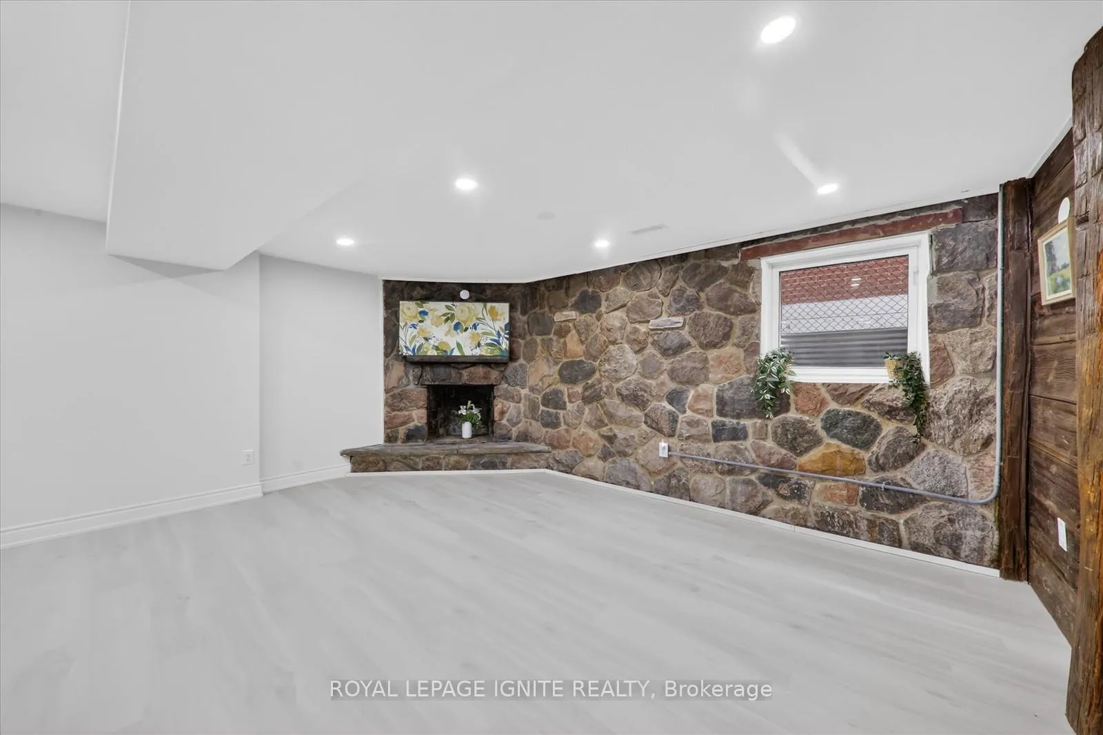 Photo 14 of 56 Frost Street, Etobicoke, Rexdale-Kipling — HOMEH