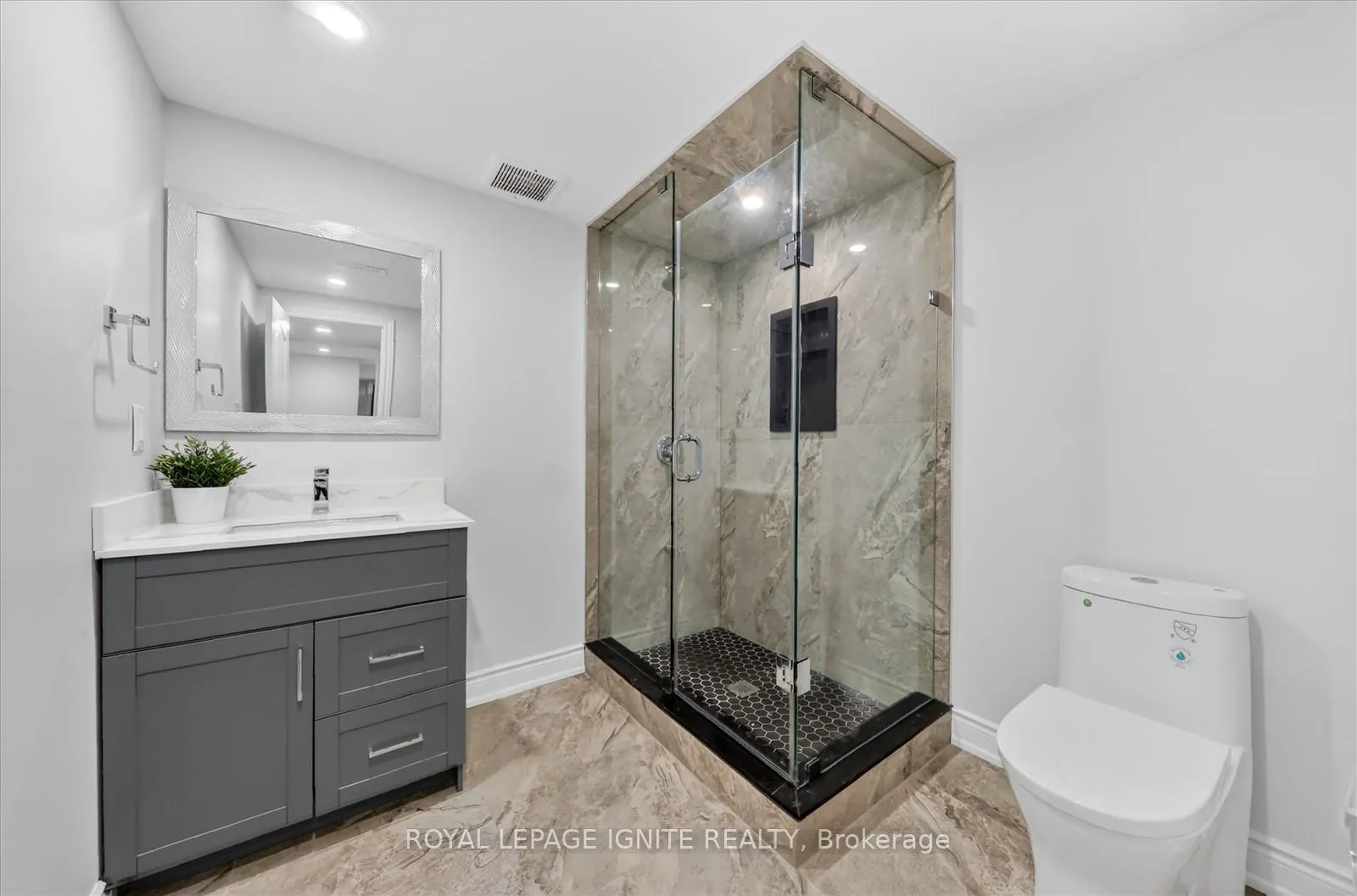Photo 24 of 56 Frost Street, Etobicoke, Rexdale-Kipling — HOMEH