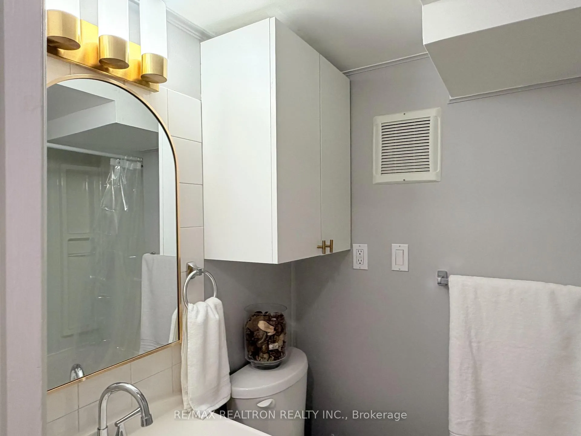 Photo 10 of Unit Bsmnt, 39 Davis Road, Aurora, Aurora Highlands — HOMEH
