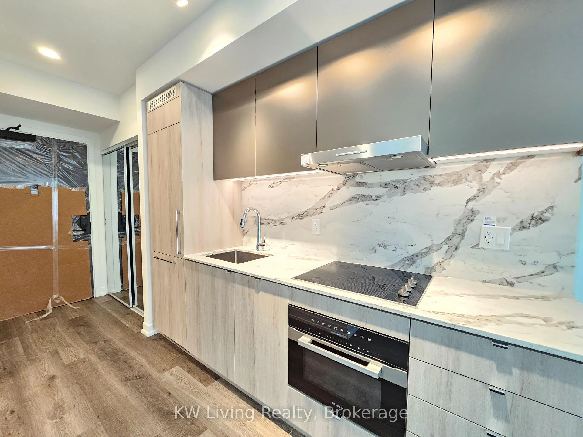 Photo 5 of Unit 909, 771 Yonge Street, Toronto, Rosedale-Moore Park — HOMEH