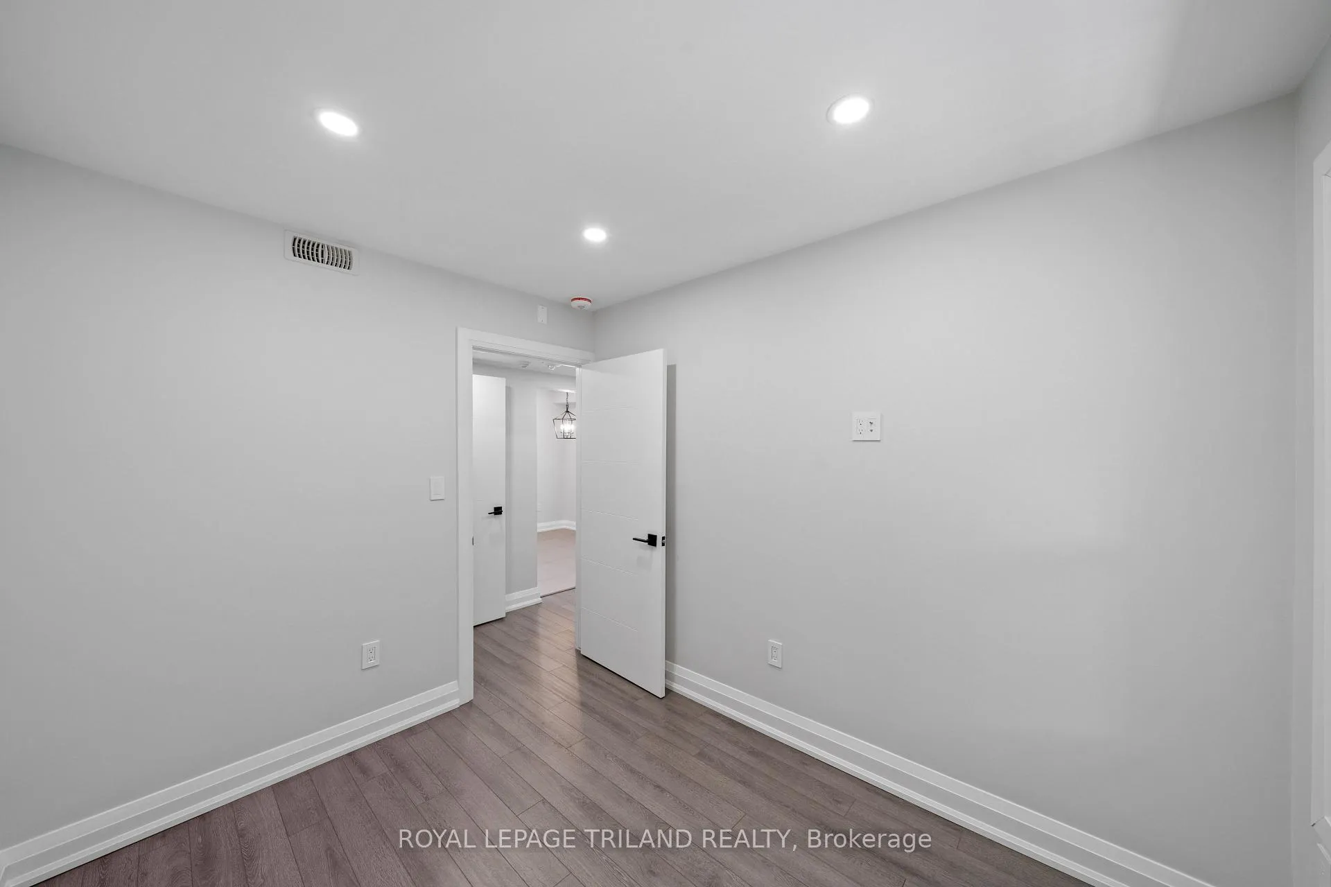 Photo 15 of Unit 4, 15 Balmoral Avenue S, Hamilton, Delta — HOMEH