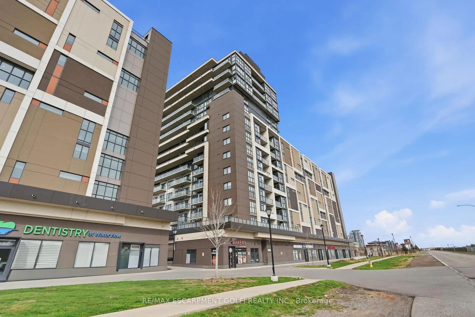 Front of Unit 1504, 550 North Service Road
